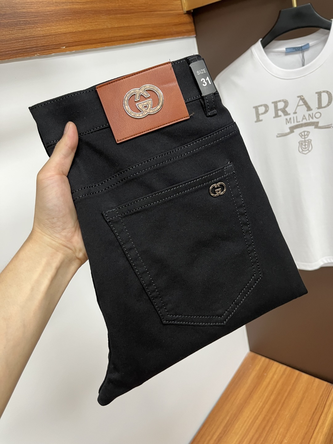 NO:431291,Guqi 2025ss Snake Summer New Year Jeans. Original 1:1 production, perfect choice for daily life, simple, elegant, fashionable and stylish, customized imported tannin fabric, heavy industry washing process, complex and exquisite workmanship. Easy to cater to the needs of all seasons, soft and elastic, smooth and neat, original auxiliary hardware, L10 upper body comfortable and easy to match, durable code number 29-38, jeans, alexander wang19860909古奇 2025ss蛇年夏季贺岁款牛仔裤.原单1:1制作,日常必备的完美之选,简单大气亦时尚有型,定制进口丹宁面料 ,重工洗水工艺,做工复杂工艺精湛.轻松迎合四季需要,手感柔软带弹力,流畅利落,原版辅料五金,L10上身舒适非常易搭耐看码数29-38,,jeans,alexander wang,Men's clothing