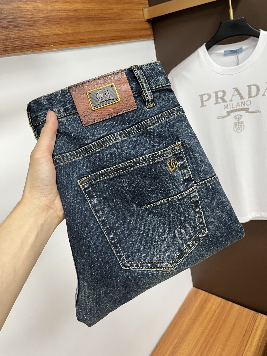 NO:431285,DG 2025ss Snake Year Summer New Year Jeans. Original 1:1 production, perfect choice for daily life, simple, atmospheric, fashionable and stylish, customized imported tannin fabric, heavy industry washing process, complex and exquisite workmanship. Easy to cater to the needs of all seasons, soft and elastic, smooth and neat, original auxiliary hardware, L10 upper body comfortable and easy to match, durable code number 29-38, jeans, alexander wang19860909DG 2025ss蛇年夏季贺岁款牛仔裤.原单1:1制作,日常必备的完美之选,简单大气亦时尚有型,定制进口丹宁面料 ,重工洗水工艺,做工复杂工艺精湛.轻松迎合四季需要,手感柔软带弹力,流畅利落,原版辅料五金,L10上身舒适非常易搭耐看码数29-38,,jeans,alexander wang,Men's clothing