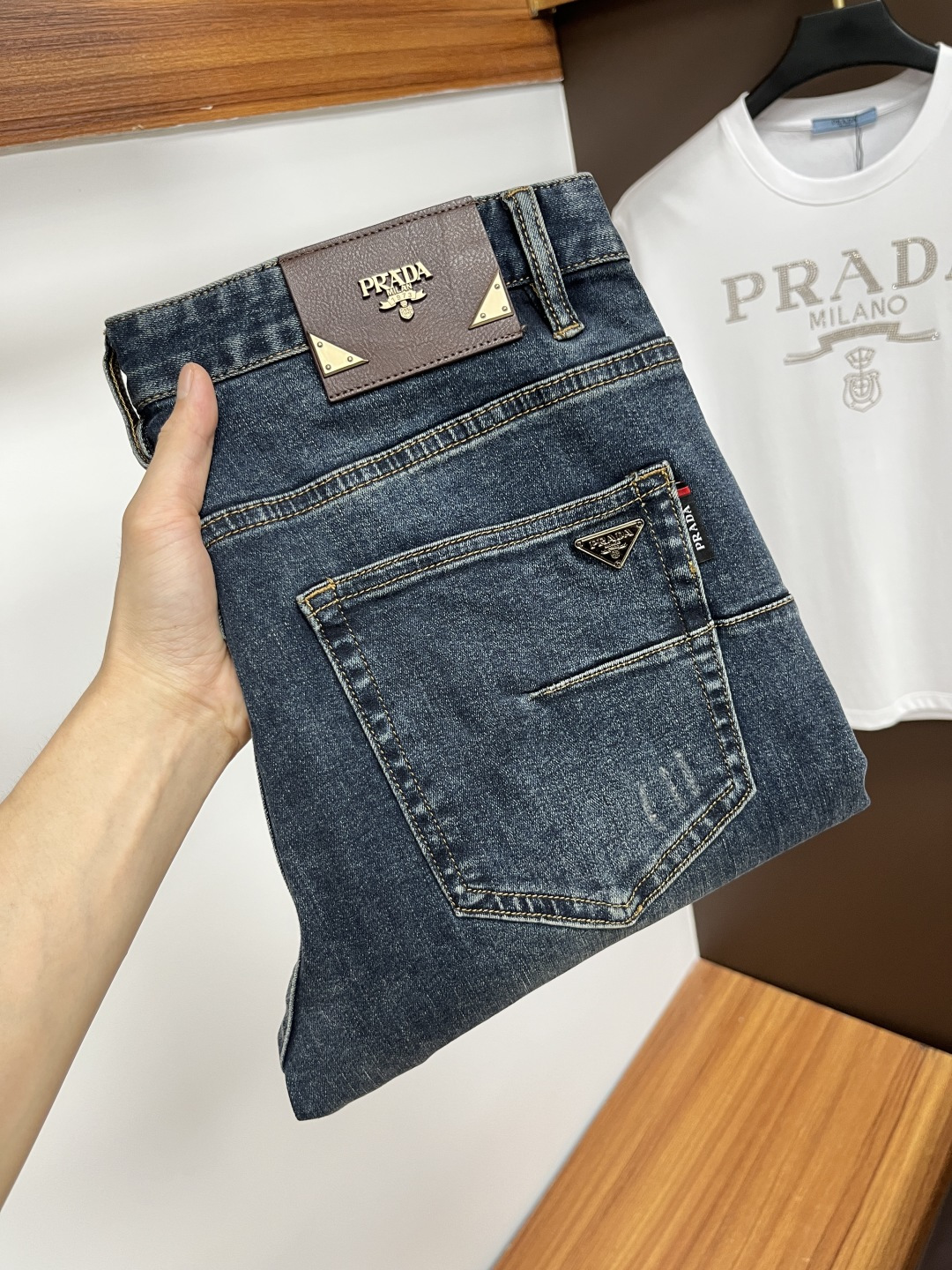 NO:431279,Prada 2025ss Snake Summer New Year Jeans. Original 1:1 production, perfect choice for daily life, simple, atmospheric, fashionable and stylish, customized imported tannin fabric, heavy industry washing process, complex and exquisite workmanship. It is easy to meet the needs of all seasons, soft and elastic, smooth and neat, original auxiliary materials, L10 upper body comfortable and easy to match, durable code number 29-38, prada, jeans, alexander wang19860909普拉达 2025ss蛇年夏季贺岁款牛仔裤.原单1:1制作,日常必备的完美之选,简单大气亦时尚有型,定制进口丹宁面料 ,重工洗水工艺,做工复杂工艺精湛.轻松迎合四季需要,手感柔软带弹力,流畅利落,原版辅料五金,L10上身舒适非常易搭耐看码数29-38,,prada,jeans,alexander wang,Men's clothing
