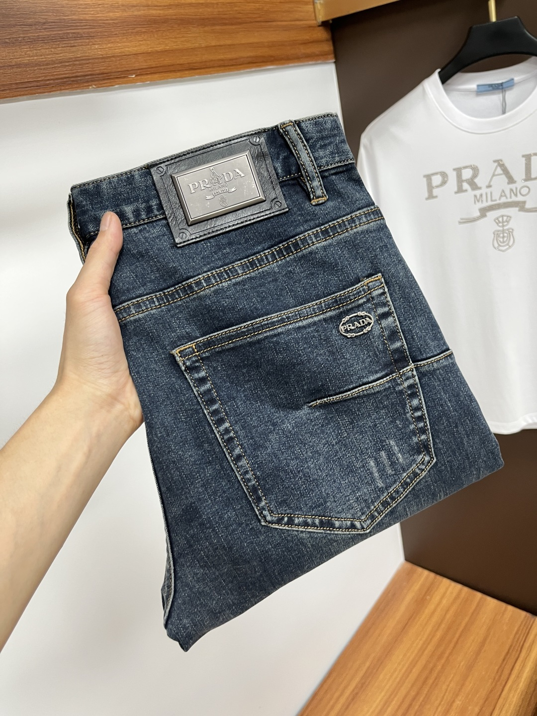 NO:519603,Prada 2025ss Snake Summer New Year Jeans. Original 1:1 production, perfect choice for daily life, simple, atmospheric, fashionable and stylish, customized imported tannin fabric, heavy industry washing process, complex and exquisite workmanship. It is easy to meet the needs of all seasons, soft and elastic, smooth and neat, original auxiliary materials, L10 upper body comfortable and easy to match, durable code number 29-38, prada, jeans, alexander wang19860909普拉达 2025ss蛇年夏季贺岁款牛仔裤.原单1:1制作,日常必备的完美之选,简单大气亦时尚有型,定制进口丹宁面料 ,重工洗水工艺,做工复杂工艺精湛.轻松迎合四季需要,手感柔软带弹力,流畅利落,原版辅料五金,L10上身舒适非常易搭耐看码数29-38,,prada,jeans,alexander wang,Men's clothing