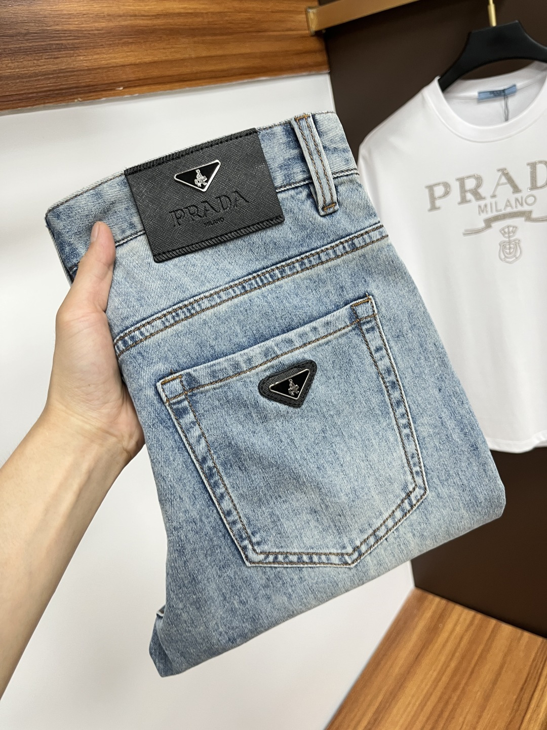 NO:479723,Prada Ss Snake Summer New Year jeans. Original 1:1 production, perfect choice for daily life, simple, elegant, fashionable and stylish, customized imported tannin fabric, heavy industry washing process, complex and exquisite workmanship. Easy to cater to the needs of all seasons, soft and elastic, smooth and neat, original auxiliary materials, L10 upper body comfortable and easy to match, durable code number 29-38, prada, jeans, alexander wang19860909普拉达 ss蛇年夏季贺岁款牛仔裤.原单1:1制作,日常必备的完美之选,简单大气亦时尚有型,定制进口丹宁面料 ,重工洗水工艺,做工复杂工艺精湛.轻松迎合四季需要,手感柔软带弹力,流畅利落,原版辅料五金,L10上身舒适非常易搭耐看码数29-38,,prada,jeans,alexander wang,Men's clothing