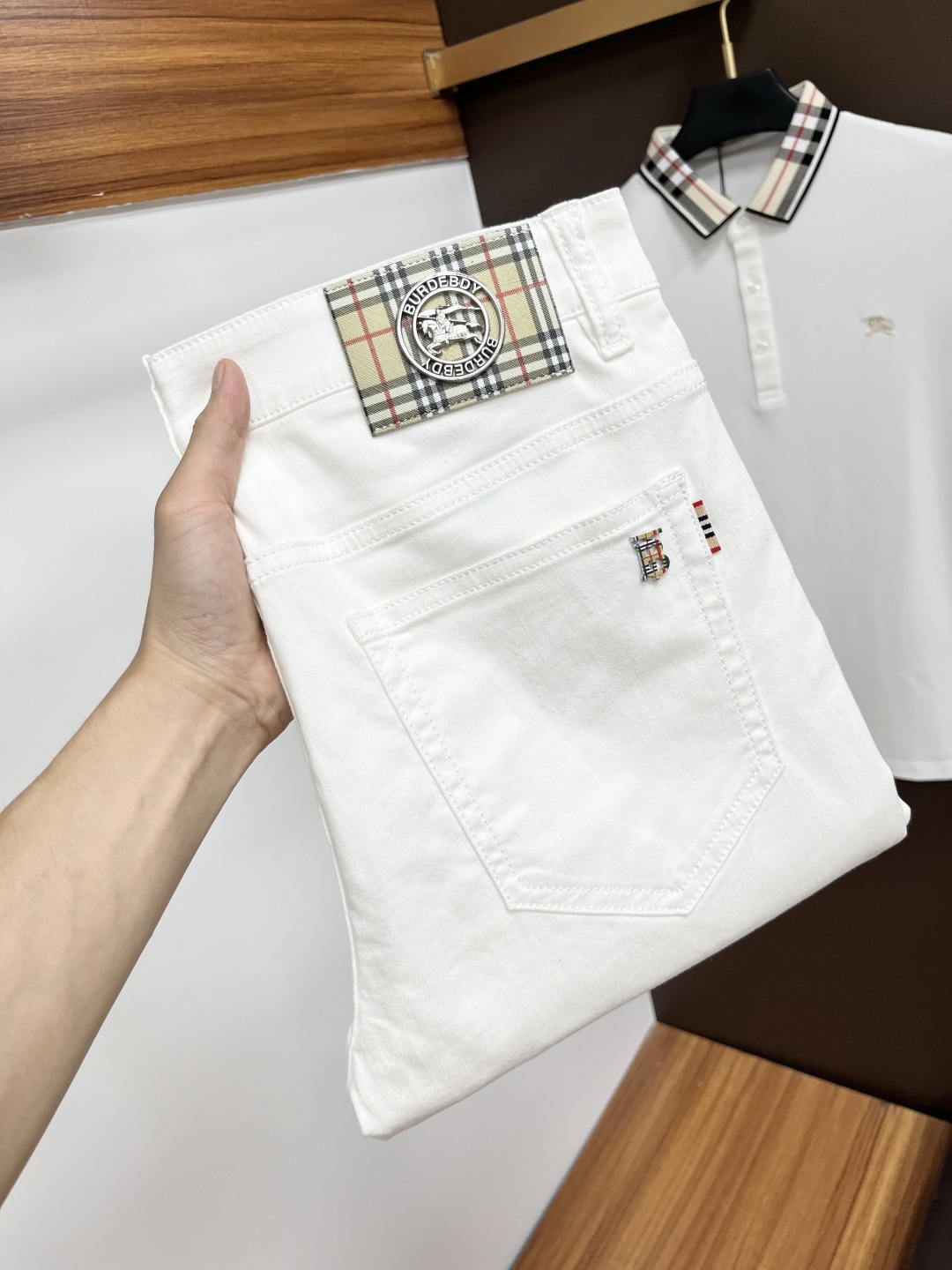 NO:479726,Burberry Ss Sns Summer New Year jeans. Original 1:1 production, perfect choice for daily life, simple, elegant, fashionable and stylish, customized imported tannin fabric, heavy industry washing process, complex and exquisite workmanship. Easy to meet the needs of all seasons, soft and elastic, smooth and neat, original auxiliary materials, L10 upper body comfortable and easy to match, durable code number 29-38, burberry, jeans, alexander wang19860909巴宝莉 ss蛇年夏季贺岁款牛仔裤.原单1:1制作,日常必备的完美之选,简单大气亦时尚有型,定制进口丹宁面料 ,重工洗水工艺,做工复杂工艺精湛.轻松迎合四季需要,手感柔软带弹力,流畅利落,原版辅料五金,L10上身舒适非常易搭耐看码数29-38,,burberry,jeans,alexander wang,Men's clothing