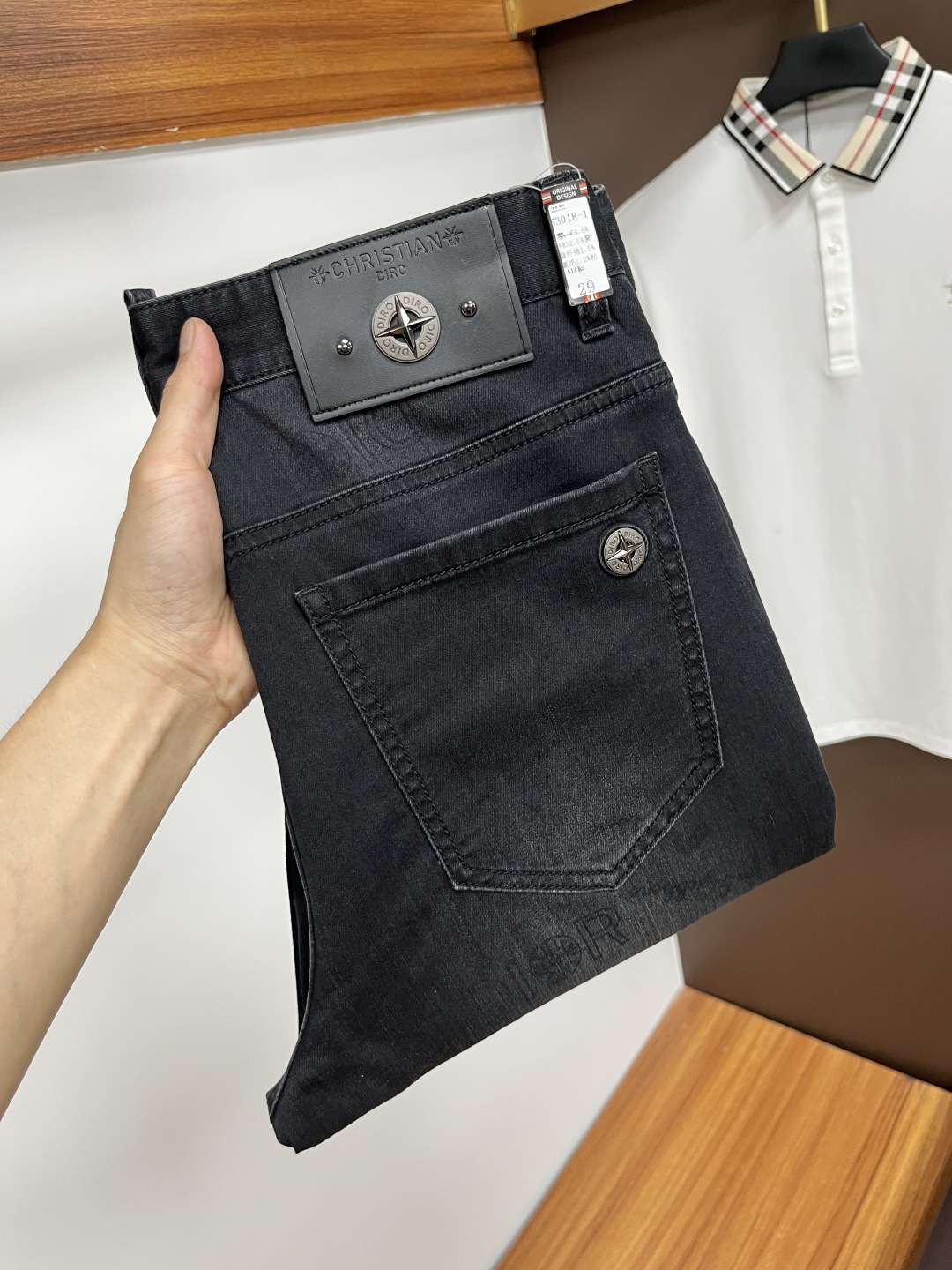 NO:441436,Dior Ss Snake Summer New Year jeans. Original 1:1 production, perfect choice for daily life, simple, elegant, fashionable and stylish, customized imported tannin fabric, heavy industry washing process, complex and exquisite workmanship. Easy to meet the needs of all seasons, soft and elastic, smooth and neat, original auxiliary materials, L10 upper body comfortable and easy to match, durable code number 29-38, dior, jeans, alexander wang19860909迪奥 ss蛇年夏季贺岁款牛仔裤.原单1:1制作,日常必备的完美之选,简单大气亦时尚有型,定制进口丹宁面料 ,重工洗水工艺,做工复杂工艺精湛.轻松迎合四季需要,手感柔软带弹力,流畅利落,原版辅料五金,L10上身舒适非常易搭耐看码数29-38,,dior,jeans,alexander wang,Men's clothing