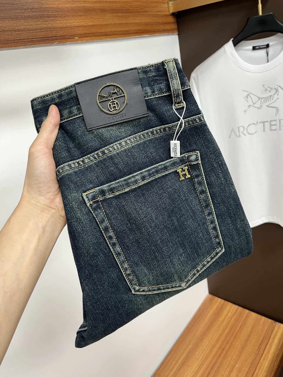 NO:474029,Hermes 2025 summer new original single jeans!  Italian luxury men's blue jeans, imported washing tannin, exquisite counter hardware, high-quality genuine leather brand SS13 first-class washing technology, YKK brand special zipper, men's elastic slim straight jeans, simple and versatile size 29-38,, hermes, jeans, alexander wang19860909爱马仕 2025年夏季新款原单牛仔裤！意大利奢侈品男士蓝色牛仔裤 选用进口水洗丹宁布 精致的专柜五金,上等真皮皮牌 SS13 一流洗水工艺 YKK大牌专用拉链,男士弹力修身小直筒牛仔裤 简洁百搭尺码29-38,,hermes,jeans,alexander wang,Men's clothing