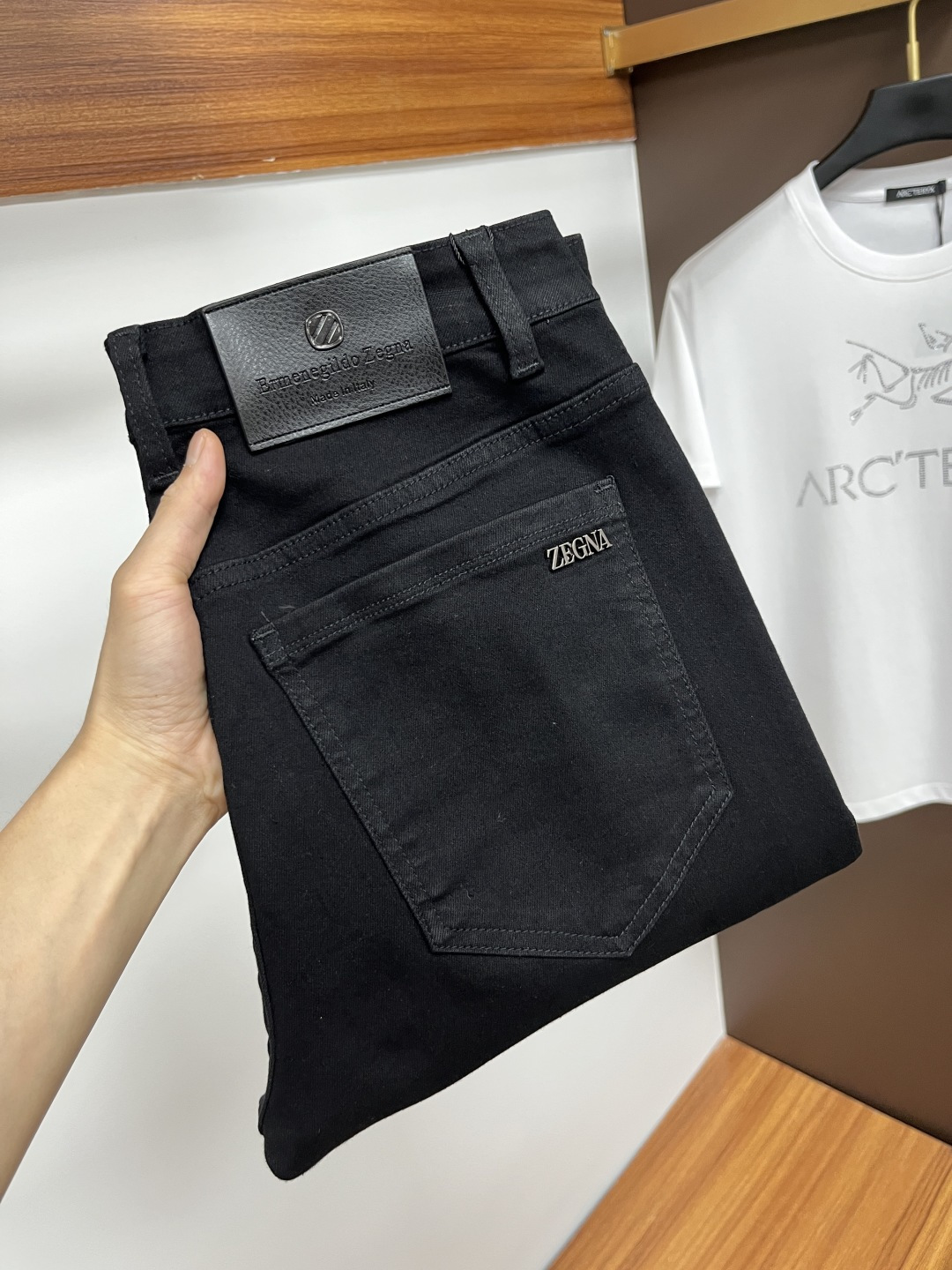 NO:429152,Jenia New original single jeans for the summer of 2019!  Italian luxury men's blue jeans, imported washing tannin, exquisite counter hardware, high-quality genuine leather brand SS13 first-class washing technology, YKK brand special zipper, men's elastic slim straight jeans, simple and versatile size 29-38,,zegna, jeans, alexander wang19860909杰尼亚 年夏季新款原单牛仔裤！意大利奢侈品男士蓝色牛仔裤 选用进口水洗丹宁布 精致的专柜五金,上等真皮皮牌 SS13 一流洗水工艺 YKK大牌专用拉链,男士弹力修身小直筒牛仔裤 简洁百搭尺码29-38,,zegna,jeans,alexander wang,Men's clothing