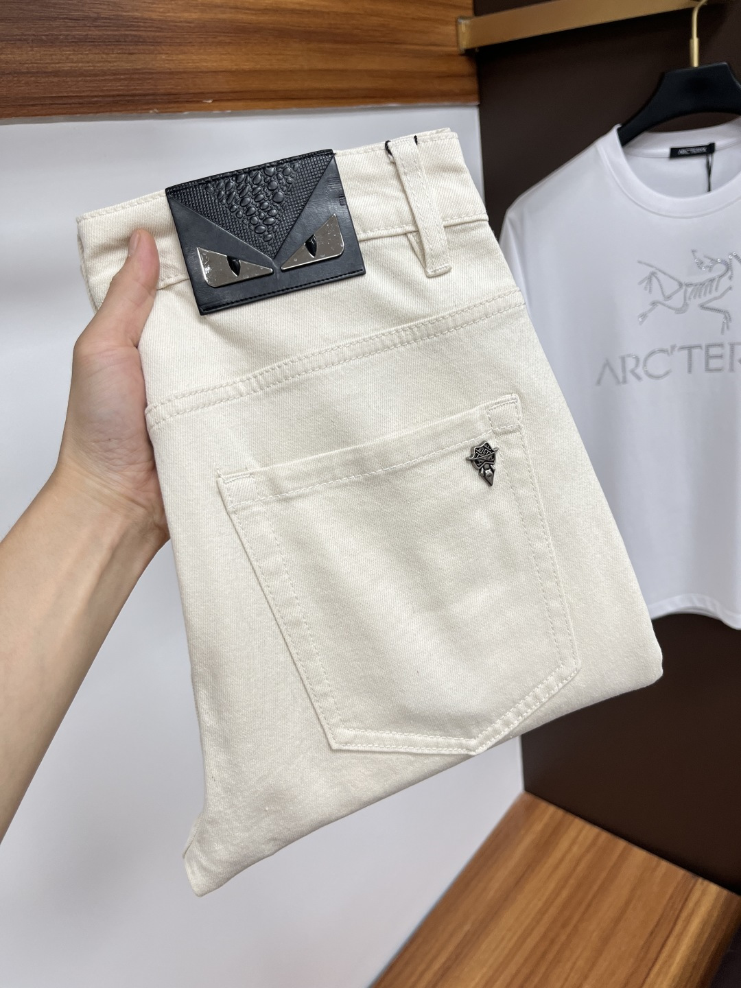 NO:429141,Fendi New original single jeans for summer!  Italian luxury men's blue jeans, imported washing tannin, exquisite counter hardware, high-quality genuine leather brand SS13 first-class washing technology, YKK brand special zipper, men's elastic slim straight jeans, simple and versatile size 29-38,,fendi, jeans, alexander wang19860909芬迪 年夏季新款原单牛仔裤！意大利奢侈品男士蓝色牛仔裤 选用进口水洗丹宁布 精致的专柜五金,上等真皮皮牌 SS13 一流洗水工艺 YKK大牌专用拉链,男士弹力修身小直筒牛仔裤 简洁百搭尺码29-38,,fendi,jeans,alexander wang,Men's clothing