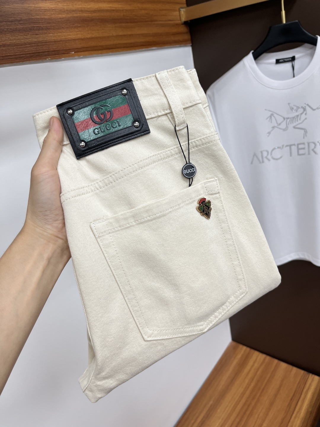 NO:429136,Gucci New original single jeans for summer!  Italian luxury men's blue jeans, imported washing tannin, exquisite counter hardware, high-quality genuine leather brand SS13 first-class washing technology, YKK brand special zipper, men's elastic slim straight jeans, simple and versatile size 29-38,,jeans,alexander wang19860909古奇 年夏季新款原单牛仔裤！意大利奢侈品男士蓝色牛仔裤 选用进口水洗丹宁布 精致的专柜五金,上等真皮皮牌 SS13 一流洗水工艺 YKK大牌专用拉链,男士弹力修身小直筒牛仔裤 简洁百搭尺码29-38,,jeans,alexander wang,Men's clothing