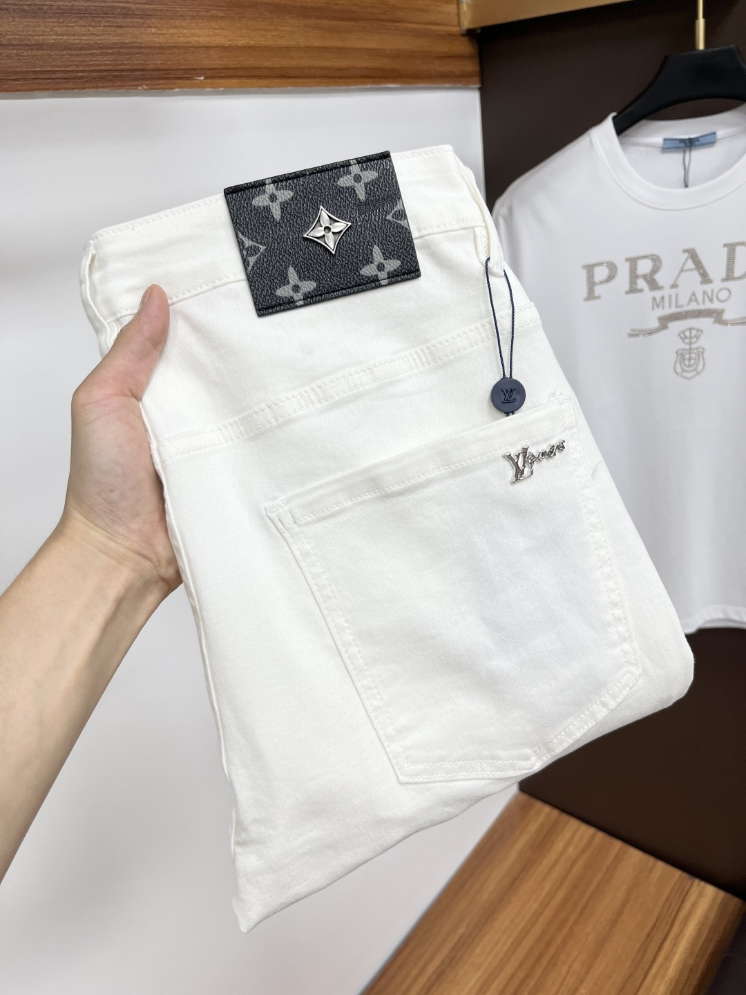 NO:429132,LV New Year Summer Original Single Jeans!  Italian luxury men's blue jeans, imported washing tannin, exquisite counter hardware, high-quality genuine leather brand SS13 first-class washing technology, YKK brand special zipper, men's elastic slim straight jeans, simple and versatile size 29-38,,louis vuitton, jeans, alexander wang19860909LV 年夏季新款原单牛仔裤！意大利奢侈品男士蓝色牛仔裤 选用进口水洗丹宁布 精致的专柜五金,上等真皮皮牌 SS13 一流洗水工艺 YKK大牌专用拉链,男士弹力修身小直筒牛仔裤 简洁百搭尺码29-38,,louis vuitton,jeans,alexander wang,Men's clothing