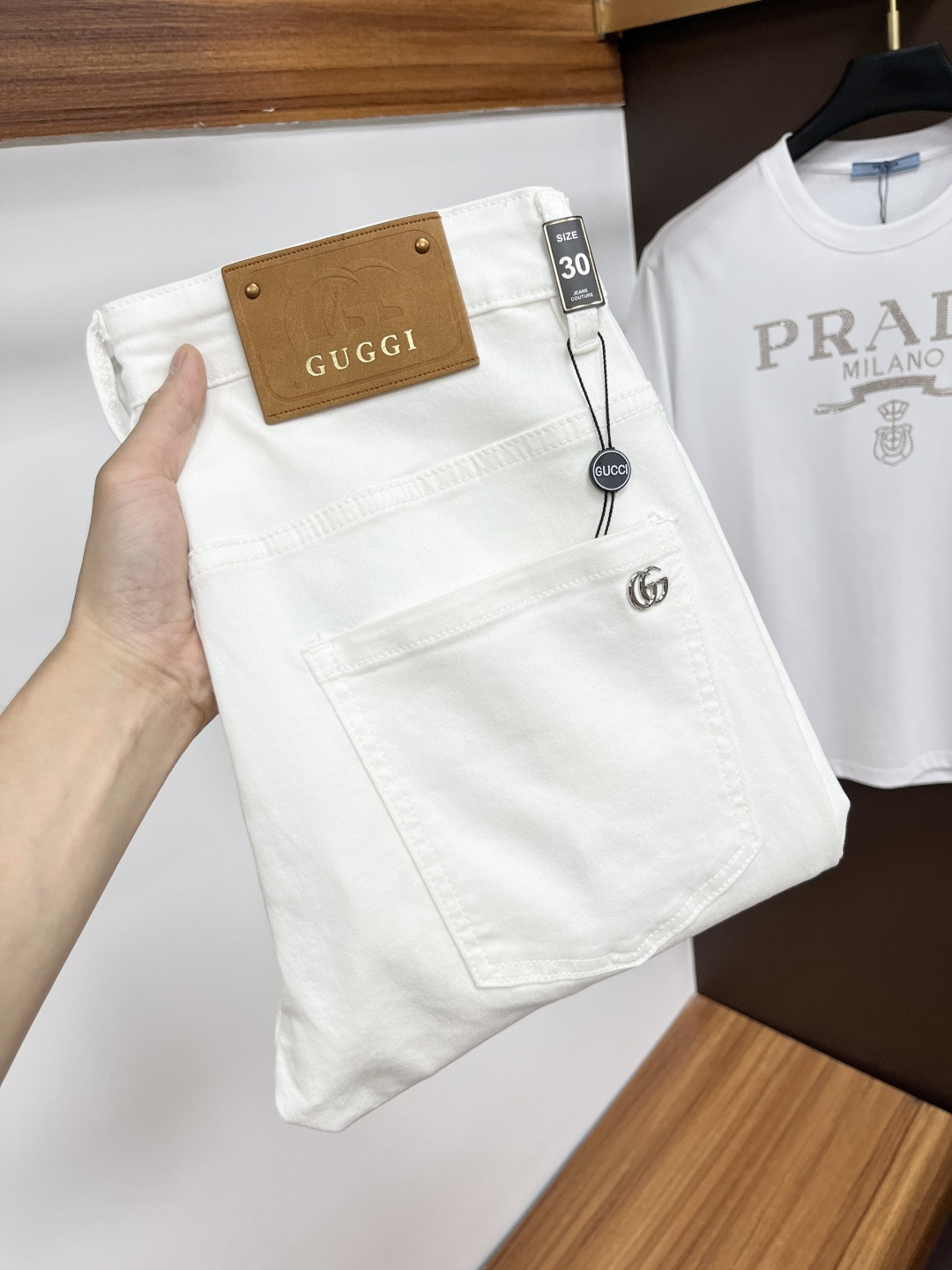 NO:429128,Gucci New original single jeans for summer!  Italian luxury men's blue jeans, imported washing tannin, exquisite counter hardware, high-quality genuine leather brand SS13 first-class washing technology, YKK brand special zipper, men's elastic slim straight jeans, simple and versatile size 29-38,,jeans,alexander wang19860909古奇 年夏季新款原单牛仔裤！意大利奢侈品男士蓝色牛仔裤 选用进口水洗丹宁布 精致的专柜五金,上等真皮皮牌 SS13 一流洗水工艺 YKK大牌专用拉链,男士弹力修身小直筒牛仔裤 简洁百搭尺码29-38,,jeans,alexander wang,Men's clothing