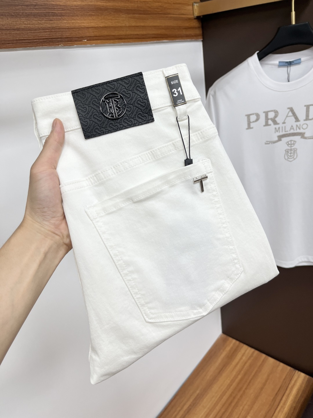 NO:429123,Burberry New original single jeans for the summer!  Italian luxury men's blue jeans, imported washing tannin, exquisite counter hardware, high-quality genuine leather brand SS13 first-class washing technology, YKK brand special zipper, men's elastic slim straight jeans, simple and versatile size 29-38,,burberry,jeans,alexander wang19860909巴宝莉 年夏季新款原单牛仔裤！意大利奢侈品男士蓝色牛仔裤 选用进口水洗丹宁布 精致的专柜五金,上等真皮皮牌 SS13 一流洗水工艺 YKK大牌专用拉链,男士弹力修身小直筒牛仔裤 简洁百搭尺码29-38,,burberry,jeans,alexander wang,Men's clothing