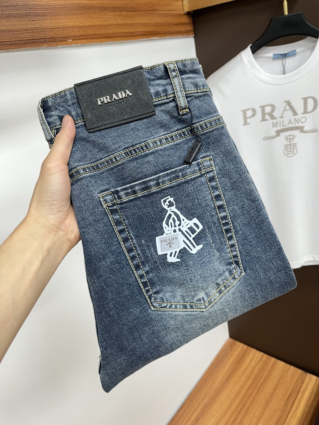 NO:429117,Prada New original single jeans for the summer!  Italian luxury men's blue jeans, imported washing tannin, exquisite counter hardware, high-quality genuine leather brand SS13 first-class washing technology, YKK brand special zipper, men's elastic slim straight jeans, simple and versatile size 29-38,,prada,jeans,alexander wang19860909普拉达 年夏季新款原单牛仔裤！意大利奢侈品男士蓝色牛仔裤 选用进口水洗丹宁布 精致的专柜五金,上等真皮皮牌 SS13 一流洗水工艺 YKK大牌专用拉链,男士弹力修身小直筒牛仔裤 简洁百搭尺码29-38,,prada,jeans,alexander wang,Men's clothing