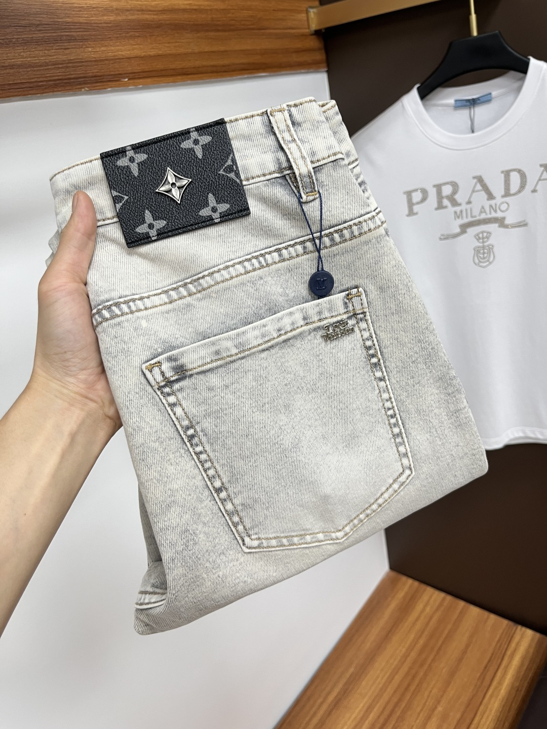 NO:429113,LV New Year Summer Original Single Jeans!  Italian luxury men's blue jeans, imported washing tannin, exquisite counter hardware, high-quality genuine leather brand SS13 first-class washing technology, YKK brand special zipper, men's elastic slim straight jeans, simple and versatile size 29-38,,louis vuitton, jeans, alexander wang19860909LV 年夏季新款原单牛仔裤！意大利奢侈品男士蓝色牛仔裤 选用进口水洗丹宁布 精致的专柜五金,上等真皮皮牌 SS13 一流洗水工艺 YKK大牌专用拉链,男士弹力修身小直筒牛仔裤 简洁百搭尺码29-38,,louis vuitton,jeans,alexander wang,Men's clothing