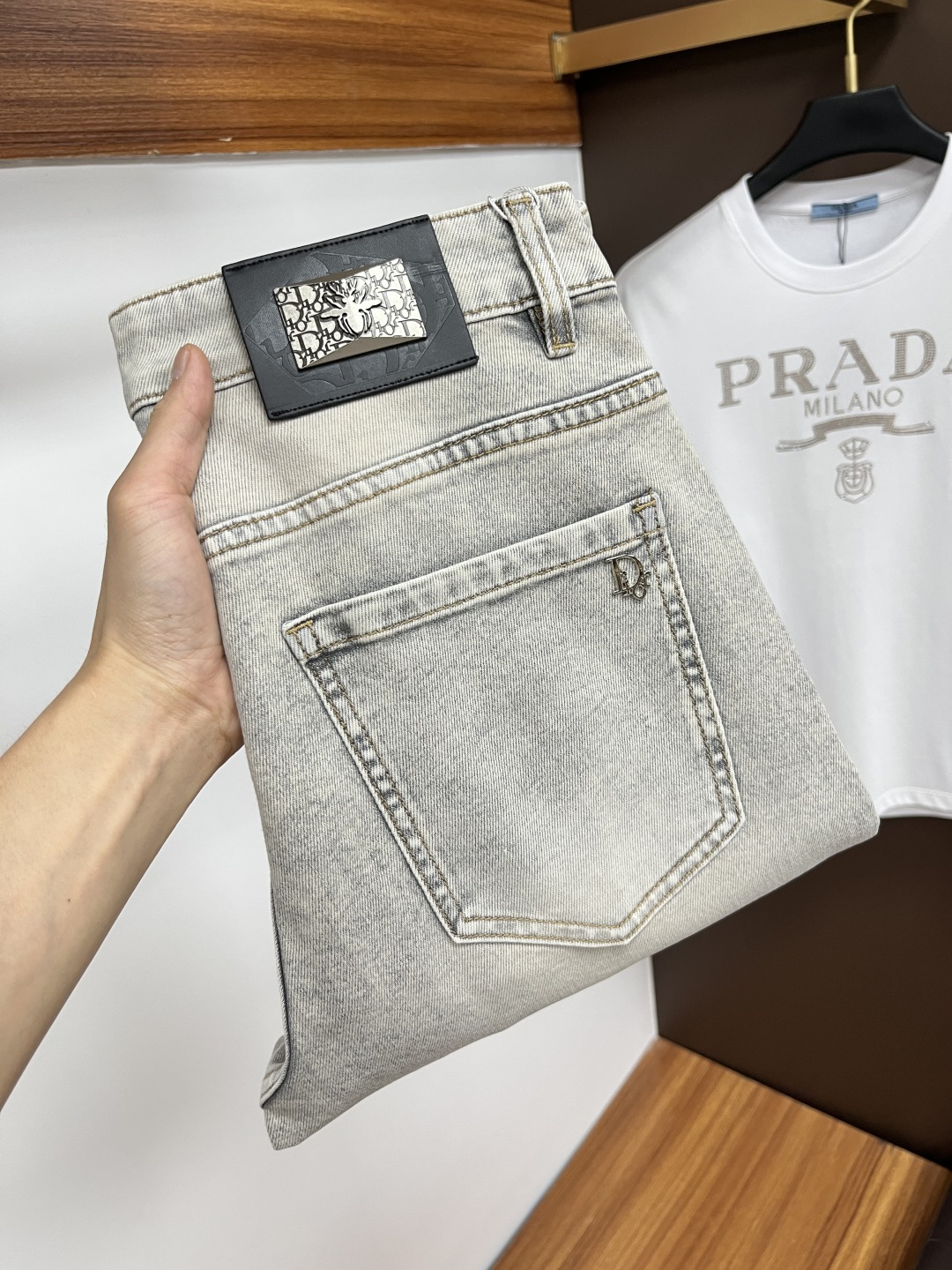 NO:429109,Dior New original single jeans for the summer!  Italian luxury men's blue jeans, imported washing tannin, exquisite counter hardware, high-quality genuine leather brand SS13 first-class washing technology, YKK brand special zipper, men's elastic slim straight jeans, simple and versatile size 29-38,,dior,jeans,alexander wang19860909迪奥 年夏季新款原单牛仔裤！意大利奢侈品男士蓝色牛仔裤 选用进口水洗丹宁布 精致的专柜五金,上等真皮皮牌 SS13 一流洗水工艺 YKK大牌专用拉链,男士弹力修身小直筒牛仔裤 简洁百搭尺码29-38,,dior,jeans,alexander wang,Men's clothing