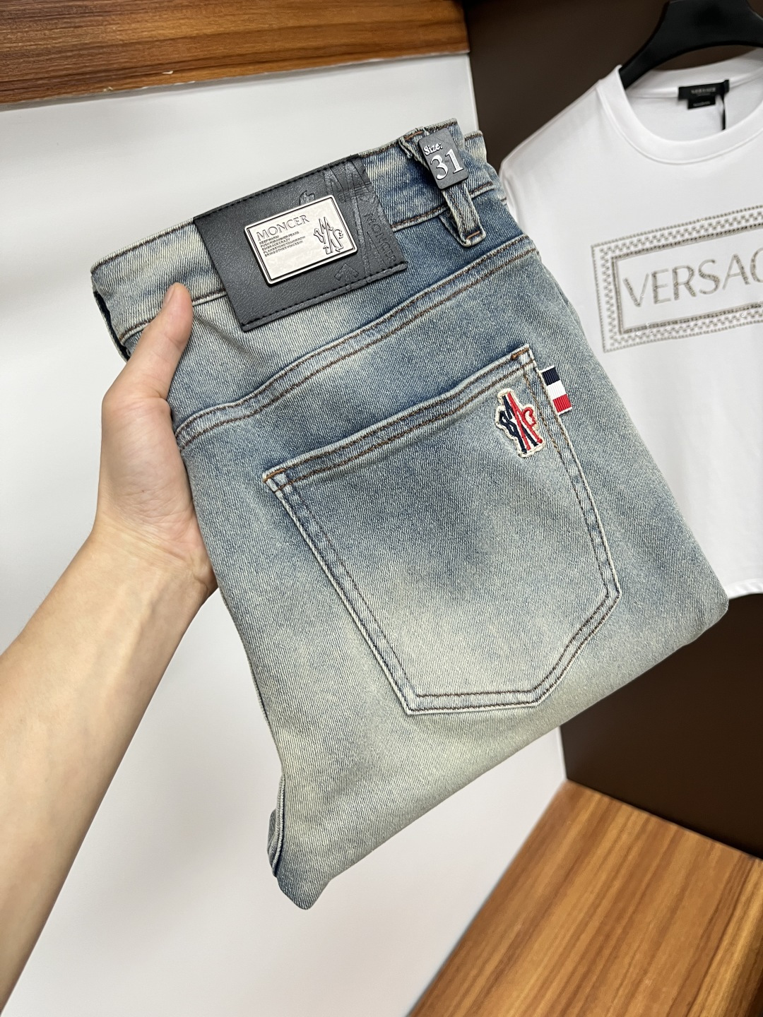 NO:423748,The mouth cover [2025 summer new product] European station men's business casual jeans When business meets casual, when classic collides fashion, in spring 2025, we bring you a brand new European station men's business casual jeans!  Selected high-quality fabrics, soft and comfortable, and breathable, allowing you to remain refreshing and comfortable during busy working days. The design is simple without losing style, perfectly blending business and leisure elements, whether in office or weekend parties, you can easily control it and show your unique taste. Meeting your outfit needs in different occasions, making your wardrobe rejuvenated. K12 slim tailoring, fits the body, highlights the men's uprightness and confidence. The details show craftsmanship, and each stitch has been carefully polished to ensure quality and comfort coexist. Size 29-40, Moncler, jeans, alexander wang19860909蒙口【2025夏季新品】欧洲站男士商务休闲牛仔裤 当商务遇上休闲,当经典碰撞时尚,2025年春季,我们为您带来全新欧洲站男士商务休闲牛仔裤！ 精选高品质面料,柔软舒适,透气性极佳,让您在繁忙的工作日中依然保持清爽与自在. 设计简约而不失格调,完美融合商务与休闲元素,无论是办公室还是周末聚会,都能轻松驾驭,展现您的独特品味. 满足您不同场合的穿搭需求,让您的衣橱焕发新生.K12 修身剪裁,贴合身形,凸显男士的挺拔与自信.细节之处彰显匠心,每一个针脚都经过精心打磨,确保品质与舒适并存. 尺码29-40,,Moncler,jeans,alexander wang,Men's clothing