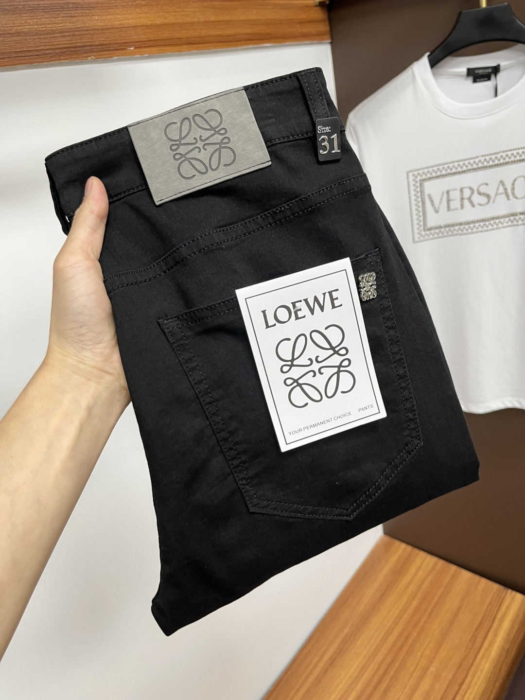 NO:423756,Luo Yiwei [2025 Summer New Product] European Station Men's Business Casual Jeans When business meets casualness, when classic collides fashion, in spring 2025, we bring you a brand new European Station Men's Business Casual Jeans!  Selected high-quality fabrics, soft and comfortable, and breathable, allowing you to remain refreshing and comfortable during busy working days. The design is simple but not lacking in style, perfectly blending business and leisure elements, and can be easily controlled by the office or weekend parties, showing your unique taste. Meet your outfit needs in different occasions and make your wardrobe rejuvenate. K12 slim tailoring, fits the body, highlights the men's uprightness and confidence. The details show the ingenuity, and each stitch has been carefully polished to ensure the coexistence of quality and comfort. Size 29-40,,loewe,jeans,alexander wang19860909罗意威【2025夏季新品】欧洲站男士商务休闲牛仔裤 当商务遇上休闲,当经典碰撞时尚,2025年春季,我们为您带来全新欧洲站男士商务休闲牛仔裤！ 精选高品质面料,柔软舒适,透气性极佳,让您在繁忙的工作日中依然保持清爽与自在. 设计简约而不失格调,完美融合商务与休闲元素,无论是办公室还是周末聚会,都能轻松驾驭,展现您的独特品味. 满足您不同场合的穿搭需求,让您的衣橱焕发新生.K12 修身剪裁,贴合身形,凸显男士的挺拔与自信.细节之处彰显匠心,每一个针脚都经过精心打磨,确保品质与舒适并存. 尺码29-40,,loewe,jeans,alexander wang,Men's clothing