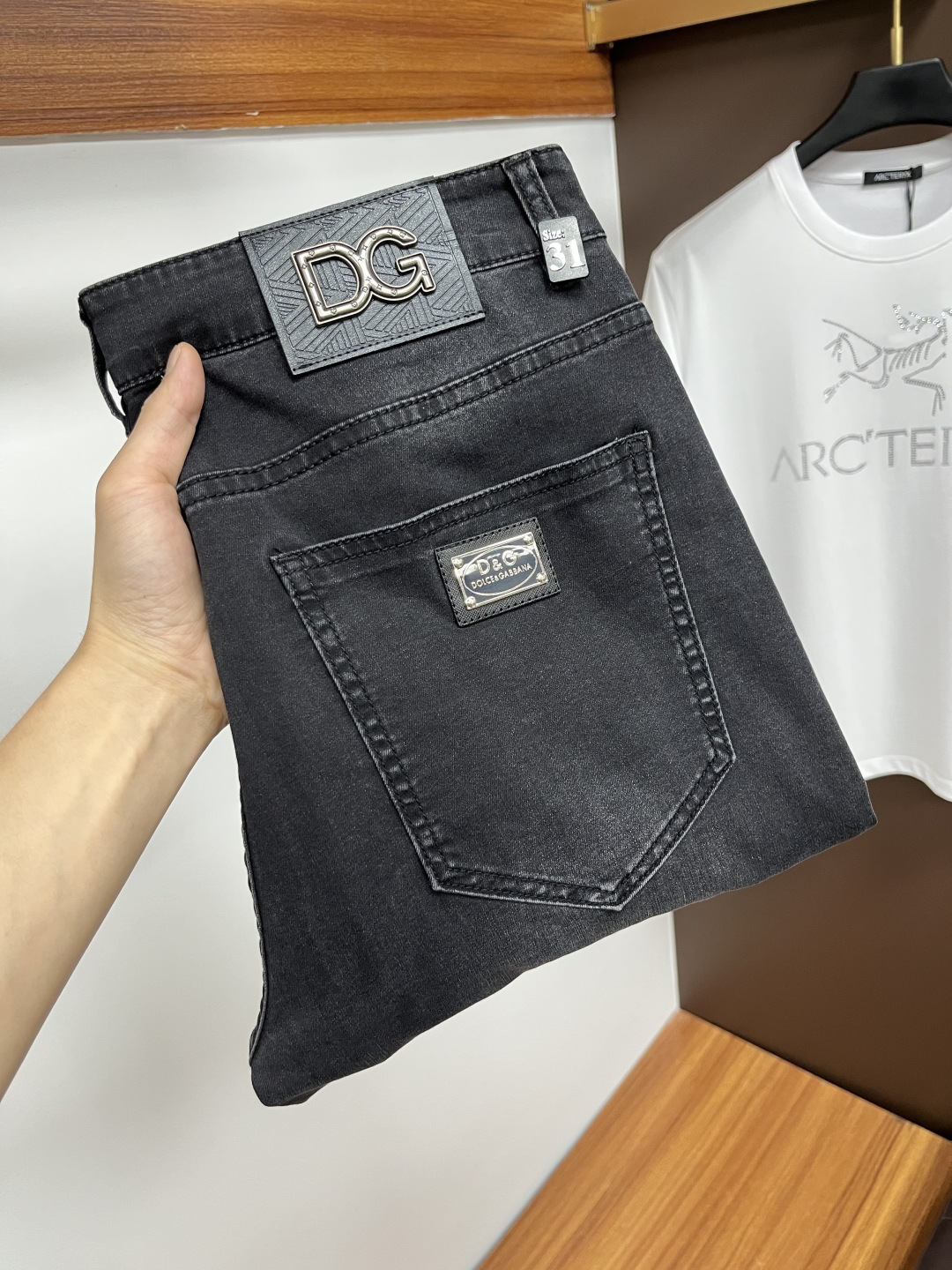 NO:423763,DG [2025 Summer New Product] European Station Men's Business Casual Jeans When business meets casualness, when classic collides fashion, in spring 2025, we bring you a brand new European Station Men's Business Casual Jeans!  Selected high-quality fabrics, soft and comfortable, and breathable, allowing you to remain refreshing and comfortable during busy working days. The design is simple but not lacking in style, perfectly blending business and leisure elements, whether in office or weekend parties, you can easily control it and show your unique taste. Meeting your outfit needs in different occasions, making your wardrobe rejuvenated. K12 slim tailoring, fits the body, highlights the uprightness and confidence of men. The details show craftsmanship, and each stitch has been carefully polished to ensure quality and comfort coexist. Size 29-40,,jeans,alexander wang19860909DG【2025夏季新品】欧洲站男士商务休闲牛仔裤 当商务遇上休闲,当经典碰撞时尚,2025年春季,我们为您带来全新欧洲站男士商务休闲牛仔裤！ 精选高品质面料,柔软舒适,透气性极佳,让您在繁忙的工作日中依然保持清爽与自在. 设计简约而不失格调,完美融合商务与休闲元素,无论是办公室还是周末聚会,都能轻松驾驭,展现您的独特品味. 满足您不同场合的穿搭需求,让您的衣橱焕发新生.K12 修身剪裁,贴合身形,凸显男士的挺拔与自信.细节之处彰显匠心,每一个针脚都经过精心打磨,确保品质与舒适并存. 尺码29-40,,jeans,alexander wang,Men's clothing