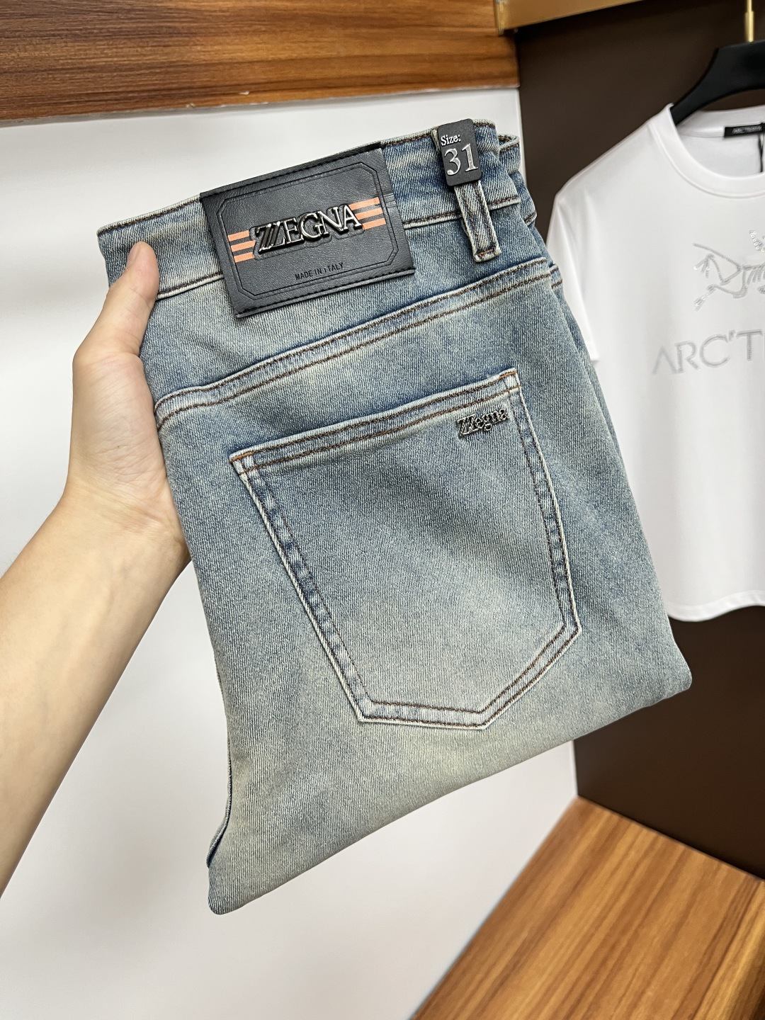 NO:423773,Jenia [2025 Summer New Product] European Station Men's Business Casual Jeans When business meets casualness, when classic collides fashion, in spring 2025, we bring you a brand new European Station Men's Business Casual Jeans!  Selected high-quality fabrics, soft and comfortable, and breathable, allowing you to remain refreshing and comfortable during busy working days. The design is simple without losing style, perfectly blending business and leisure elements, whether in office or weekend parties, you can easily control it and show your unique taste. Meeting your outfit needs in different occasions, making your wardrobe rejuvenated. K12 slim tailoring, fits the body, highlights the men's uprightness and confidence. The details show craftsmanship, and each stitch has been carefully polished to ensure quality and comfort coexist. Size 29-40, zegna, jeans, alexander wang19860909杰尼亚【2025夏季新品】欧洲站男士商务休闲牛仔裤 当商务遇上休闲,当经典碰撞时尚,2025年春季,我们为您带来全新欧洲站男士商务休闲牛仔裤！ 精选高品质面料,柔软舒适,透气性极佳,让您在繁忙的工作日中依然保持清爽与自在. 设计简约而不失格调,完美融合商务与休闲元素,无论是办公室还是周末聚会,都能轻松驾驭,展现您的独特品味. 满足您不同场合的穿搭需求,让您的衣橱焕发新生.K12 修身剪裁,贴合身形,凸显男士的挺拔与自信.细节之处彰显匠心,每一个针脚都经过精心打磨,确保品质与舒适并存. 尺码29-40,,zegna,jeans,alexander wang,Men's clothing