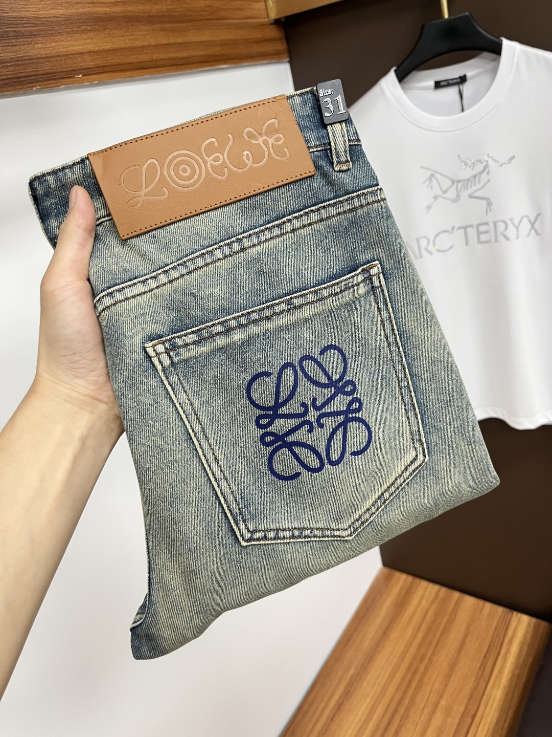 NO:423782,Luo Yiwei [2025 Summer New Product] European Station Men's Business Casual Jeans When business meets casualness, when classic collides fashion, in spring 2025, we bring you a brand new European Station Men's Business Casual Jeans!  Selected high-quality fabrics, soft and comfortable, and breathable, allowing you to remain refreshing and comfortable during busy working days. The design is simple but not lacking in style, perfectly blending business and leisure elements, and can be easily controlled by the office or weekend parties, showing your unique taste. Meet your outfit needs in different occasions and make your wardrobe rejuvenate. K12 slim tailoring, fits the body, highlights the men's uprightness and confidence. The details show the ingenuity, and each stitch has been carefully polished to ensure the coexistence of quality and comfort. Size 29-40,,loewe,jeans,alexander wang19860909罗意威【2025夏季新品】欧洲站男士商务休闲牛仔裤 当商务遇上休闲,当经典碰撞时尚,2025年春季,我们为您带来全新欧洲站男士商务休闲牛仔裤！ 精选高品质面料,柔软舒适,透气性极佳,让您在繁忙的工作日中依然保持清爽与自在. 设计简约而不失格调,完美融合商务与休闲元素,无论是办公室还是周末聚会,都能轻松驾驭,展现您的独特品味. 满足您不同场合的穿搭需求,让您的衣橱焕发新生.K12 修身剪裁,贴合身形,凸显男士的挺拔与自信.细节之处彰显匠心,每一个针脚都经过精心打磨,确保品质与舒适并存. 尺码29-40,,loewe,jeans,alexander wang,Men's clothing