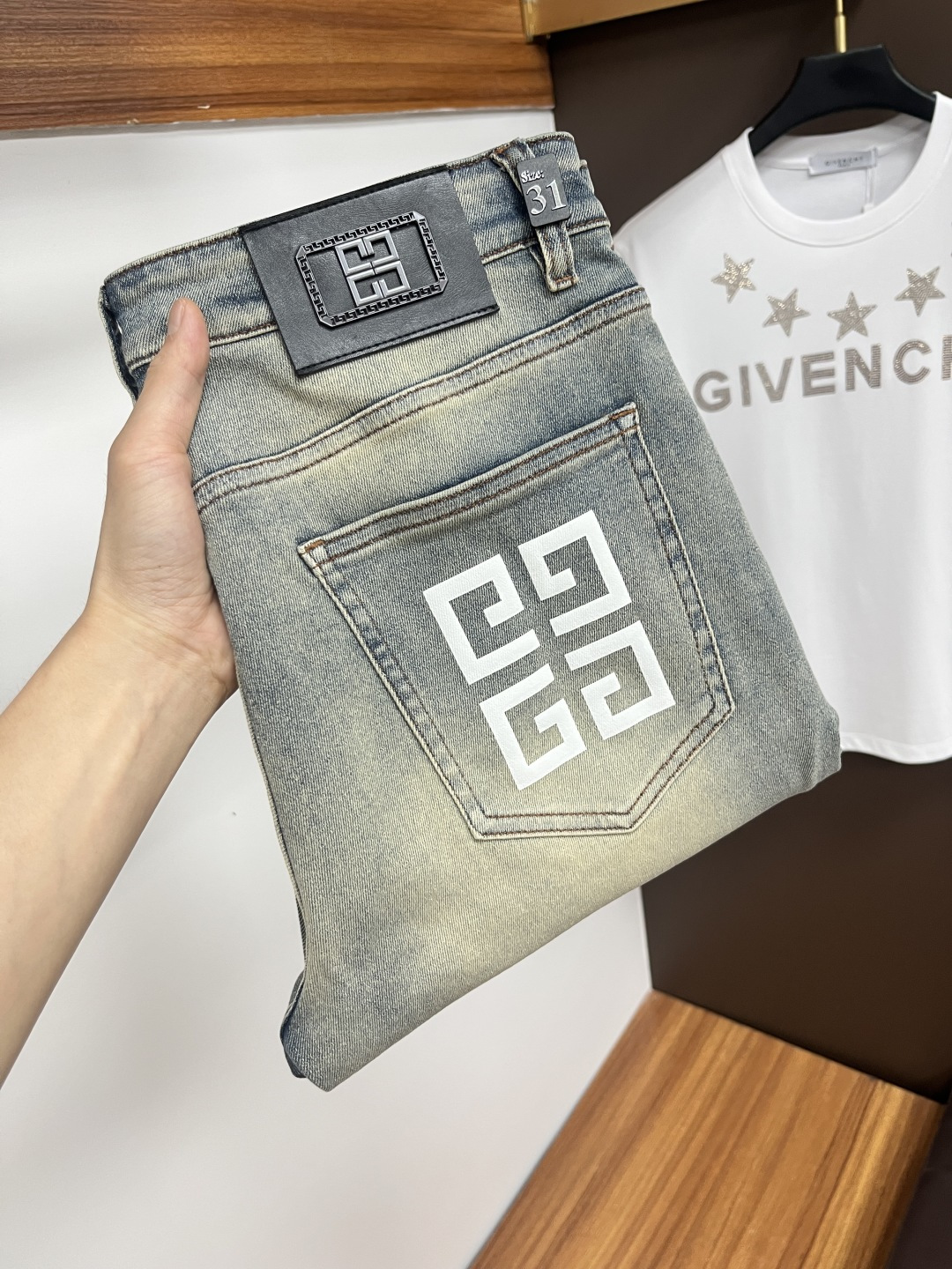 NO:423802,Givenchy [2025 Summer New Product] European Station Men's Business Casual Jeans When business meets casualness, when classic collides fashion, in spring 2025, we bring you a brand new European Station Men's Business Casual Jeans!  Selected high-quality fabrics, soft and comfortable, and breathable, allowing you to remain refreshing and comfortable during busy working days. The design is simple without losing style, perfectly blending business and leisure elements, whether in office or weekend parties, you can easily control it and show your unique taste. Meeting your outfit needs in different occasions, making your wardrobe rejuvenated. K12 slim tailoring, fits your body, highlights the uprightness and confidence of men. The details show craftsmanship, and each stitch has been carefully polished to ensure quality and comfort coexist. Size 29-40, given jeans, alexander wang19860909纪梵希【2025夏季新品】欧洲站男士商务休闲牛仔裤 当商务遇上休闲,当经典碰撞时尚,2025年春季,我们为您带来全新欧洲站男士商务休闲牛仔裤！ 精选高品质面料,柔软舒适,透气性极佳,让您在繁忙的工作日中依然保持清爽与自在. 设计简约而不失格调,完美融合商务与休闲元素,无论是办公室还是周末聚会,都能轻松驾驭,展现您的独特品味. 满足您不同场合的穿搭需求,让您的衣橱焕发新生.K12 修身剪裁,贴合身形,凸显男士的挺拔与自信.细节之处彰显匠心,每一个针脚都经过精心打磨,确保品质与舒适并存. 尺码29-40,,givenchy,jeans,alexander wang,Men's clothing