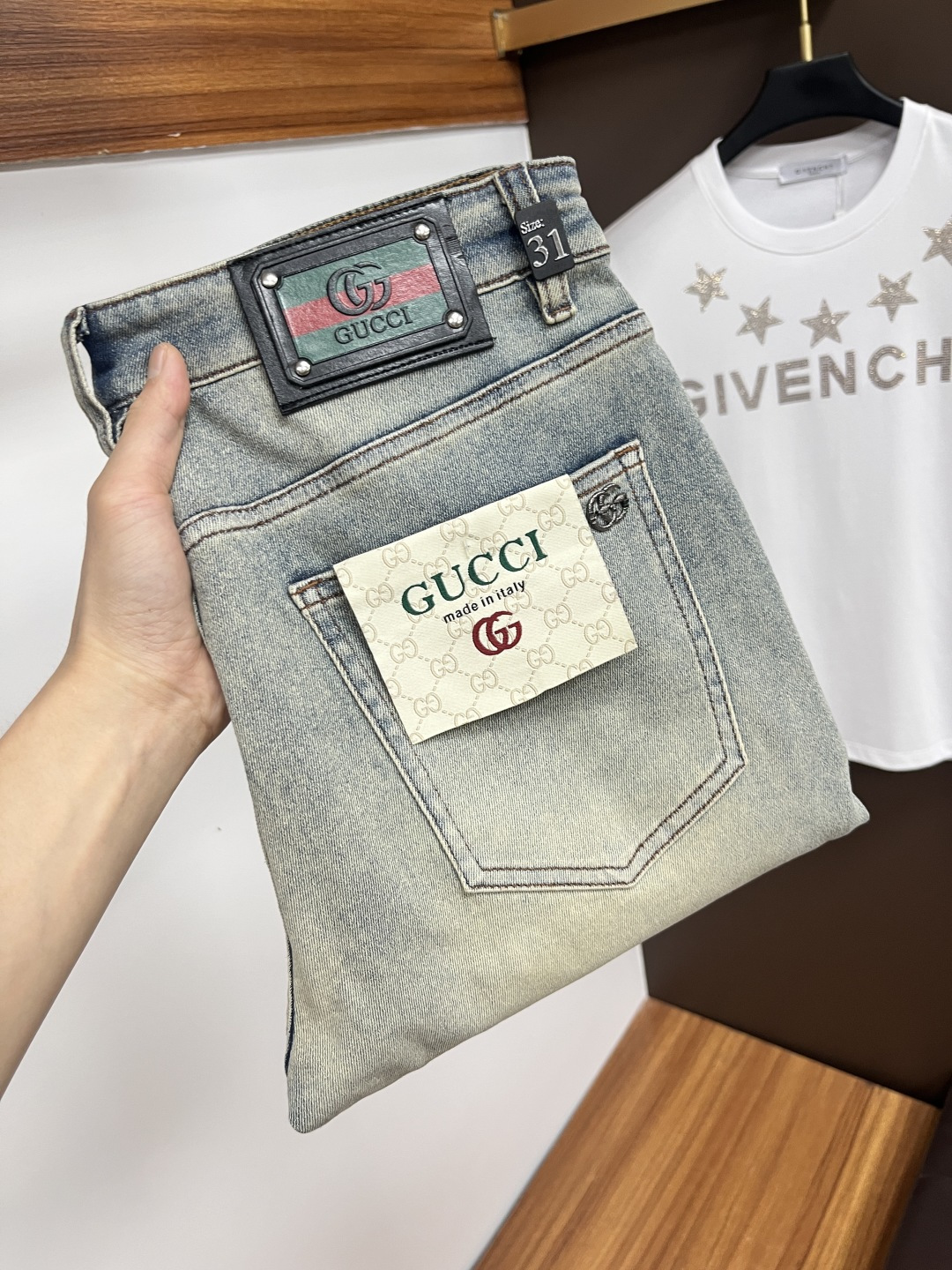 NO:423813,Guqi [2025 Summer New Product] European Station Men's Business Casual Jeans When business meets casualness, when classic collides fashion, in spring 2025, we bring you a brand new European Station Men's Business Casual Jeans!  Selected high-quality fabrics, soft and comfortable, and breathable, allowing you to remain refreshing and comfortable during busy working days. The design is simple but not lacking in style, perfectly blending business and leisure elements, whether in office or weekend parties, you can easily control it and show your unique taste. Meeting your outfit needs in different occasions, making your wardrobe rejuvenated. K12 slim tailoring, fits the body, highlights the uprightness and confidence of men. The details show craftsmanship, and each stitch has been carefully polished to ensure quality and comfort coexist. Size 29-40,,jeans,alexander wang19860909古奇【2025夏季新品】欧洲站男士商务休闲牛仔裤 当商务遇上休闲,当经典碰撞时尚,2025年春季,我们为您带来全新欧洲站男士商务休闲牛仔裤！ 精选高品质面料,柔软舒适,透气性极佳,让您在繁忙的工作日中依然保持清爽与自在. 设计简约而不失格调,完美融合商务与休闲元素,无论是办公室还是周末聚会,都能轻松驾驭,展现您的独特品味. 满足您不同场合的穿搭需求,让您的衣橱焕发新生.K12 修身剪裁,贴合身形,凸显男士的挺拔与自信.细节之处彰显匠心,每一个针脚都经过精心打磨,确保品质与舒适并存. 尺码29-40,,jeans,alexander wang,Men's clothing