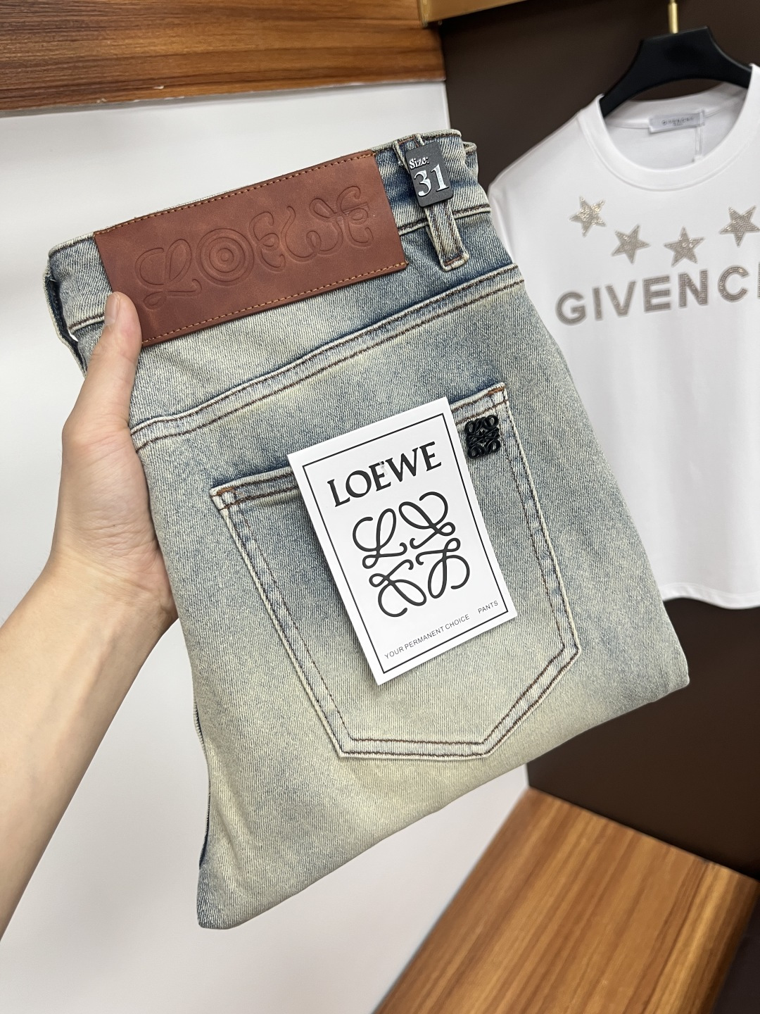 NO:423824,Luo Yiwei [2025 Summer New Product] European Station Men's Business Casual Jeans When business meets casualness, when classic collides fashion, in spring 2025, we bring you a brand new European Station Men's Business Casual Jeans!  Selected high-quality fabrics, soft and comfortable, and breathable, allowing you to remain refreshing and comfortable during busy working days. The design is simple but not lacking in style, perfectly blending business and leisure elements, and can be easily controlled by the office or weekend parties, showing your unique taste. Meet your outfit needs in different occasions and make your wardrobe rejuvenate. K12 slim tailoring, fits the body, highlights the men's uprightness and confidence. The details show the ingenuity, and each stitch has been carefully polished to ensure the coexistence of quality and comfort. Size 29-40,,loewe,jeans,alexander wang19860909罗意威【2025夏季新品】欧洲站男士商务休闲牛仔裤 当商务遇上休闲,当经典碰撞时尚,2025年春季,我们为您带来全新欧洲站男士商务休闲牛仔裤！ 精选高品质面料,柔软舒适,透气性极佳,让您在繁忙的工作日中依然保持清爽与自在. 设计简约而不失格调,完美融合商务与休闲元素,无论是办公室还是周末聚会,都能轻松驾驭,展现您的独特品味. 满足您不同场合的穿搭需求,让您的衣橱焕发新生.K12 修身剪裁,贴合身形,凸显男士的挺拔与自信.细节之处彰显匠心,每一个针脚都经过精心打磨,确保品质与舒适并存. 尺码29-40,,loewe,jeans,alexander wang,Men's clothing