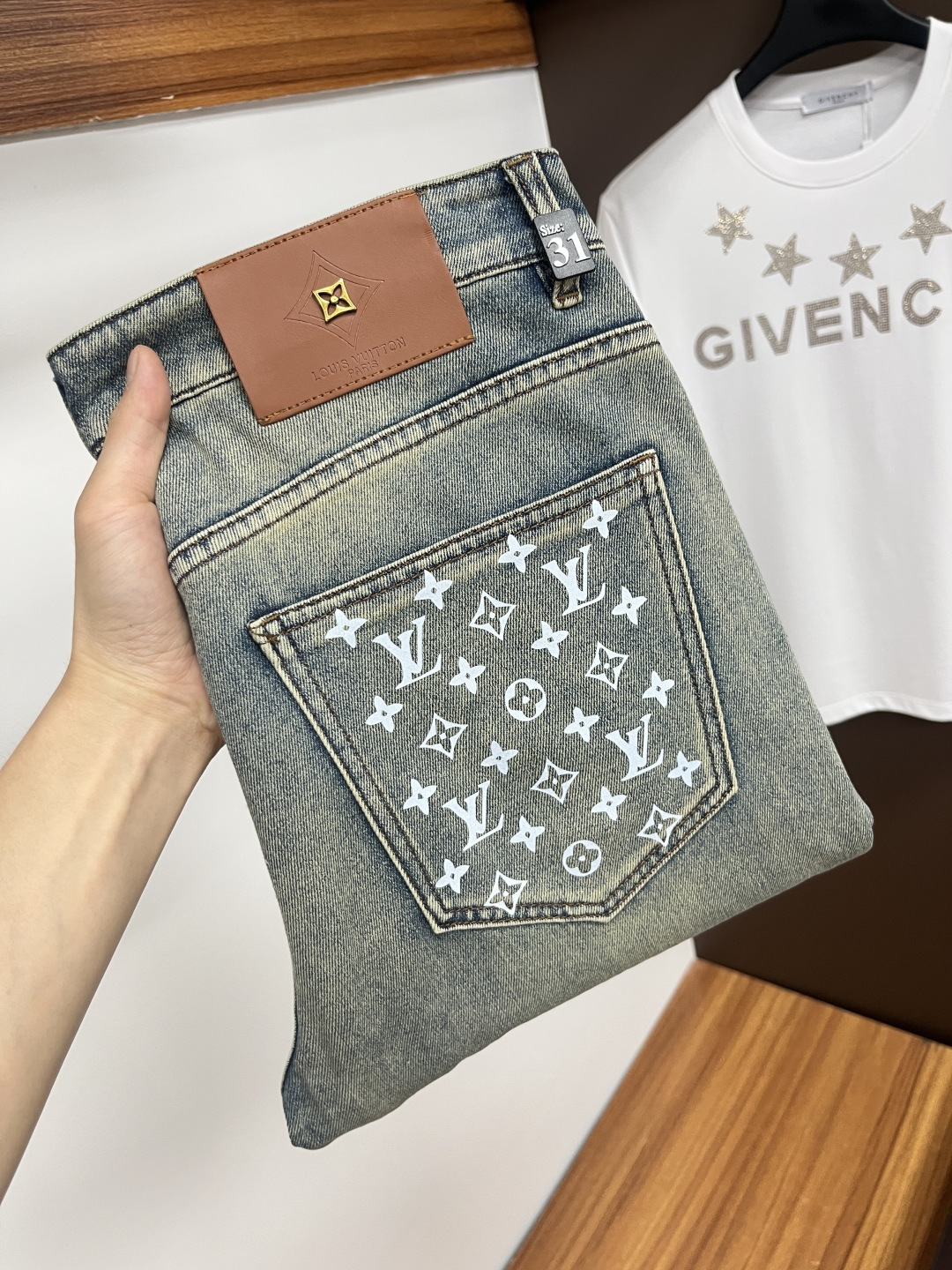 NO:423835,LV [2025 Summer New Product] European Station Men's Business Casual Jeans When business meets casualness, when classic collides fashion, in spring 2025, we bring you a brand new European Station Men's Business Casual Jeans!  Selected high-quality fabrics, soft and comfortable, and breathable, allowing you to remain refreshing and comfortable during busy working days. The design is simple without losing style, perfectly blending business and leisure elements, whether in office or weekend parties, you can easily control it and show your unique taste. Meeting your outfit needs in different occasions, making your wardrobe rejuvenated. K12 slim tailoring, fits the body, highlights the men's uprightness and confidence. The details show craftsmanship, and each stitch has been carefully polished to ensure the coexistence of quality and comfort. Size 29-40,,louis vuitton,jeans,alexander wang19860909LV【2025夏季新品】欧洲站男士商务休闲牛仔裤 当商务遇上休闲,当经典碰撞时尚,2025年春季,我们为您带来全新欧洲站男士商务休闲牛仔裤！ 精选高品质面料,柔软舒适,透气性极佳,让您在繁忙的工作日中依然保持清爽与自在. 设计简约而不失格调,完美融合商务与休闲元素,无论是办公室还是周末聚会,都能轻松驾驭,展现您的独特品味. 满足您不同场合的穿搭需求,让您的衣橱焕发新生.K12 修身剪裁,贴合身形,凸显男士的挺拔与自信.细节之处彰显匠心,每一个针脚都经过精心打磨,确保品质与舒适并存. 尺码29-40,,louis vuitton,jeans,alexander wang,Men's clothing