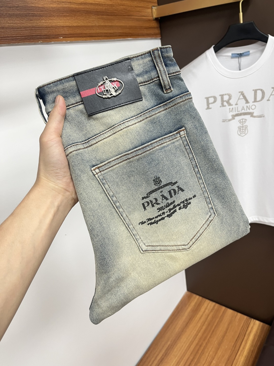 NO:423845,Prada [2025 Summer New Product] European Station Men's Business Casual Jeans When business meets casualness, when classic collides fashion, in spring 2025, we bring you a brand new European Station Men's Business Casual Jeans!  Selected high-quality fabrics, soft and comfortable, and breathable, allowing you to remain refreshing and comfortable during busy working days. The design is simple without losing style, perfectly blending business and leisure elements, whether in office or weekend parties, you can easily control it and show your unique taste. Meeting your outfit needs in different occasions, making your wardrobe rejuvenated. K12 slim tailoring, fits the body, highlights the men's uprightness and confidence. The details show craftsmanship, and each stitch has been carefully polished to ensure the coexistence of quality and comfort. Size 29-40,,prada,jeans,alexander wang19860909普拉达【2025夏季新品】欧洲站男士商务休闲牛仔裤 当商务遇上休闲,当经典碰撞时尚,2025年春季,我们为您带来全新欧洲站男士商务休闲牛仔裤！ 精选高品质面料,柔软舒适,透气性极佳,让您在繁忙的工作日中依然保持清爽与自在. 设计简约而不失格调,完美融合商务与休闲元素,无论是办公室还是周末聚会,都能轻松驾驭,展现您的独特品味. 满足您不同场合的穿搭需求,让您的衣橱焕发新生.K12 修身剪裁,贴合身形,凸显男士的挺拔与自信.细节之处彰显匠心,每一个针脚都经过精心打磨,确保品质与舒适并存. 尺码29-40,,prada,jeans,alexander wang,Men's clothing