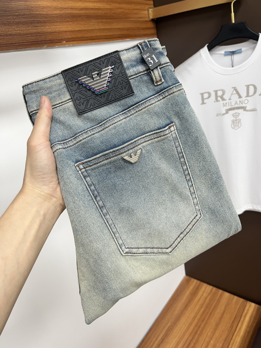 NO:423855,Armani [2025 Summer New Product] European Station Men's Business Casual Jeans When business meets casualness, when classic collides fashion, in spring 2025, we bring you a brand new European Station Men's Business Casual Jeans!  Selected high-quality fabrics, soft and comfortable, and breathable, allowing you to remain refreshing and comfortable during busy working days. The design is simple without losing style, perfectly blending business and leisure elements, whether in office or weekend parties, you can easily control it and show your unique taste. Meeting your outfit needs in different occasions, making your wardrobe rejuvenated. K12 slim tailoring, fits the body, highlights the men's uprightness and confidence. The details show craftsmanship, and each stitch has been carefully polished to ensure quality and comfort coexist. Size 29-40,,armani,jeans,alexander wang19860909阿玛尼【2025夏季新品】欧洲站男士商务休闲牛仔裤 当商务遇上休闲,当经典碰撞时尚,2025年春季,我们为您带来全新欧洲站男士商务休闲牛仔裤！ 精选高品质面料,柔软舒适,透气性极佳,让您在繁忙的工作日中依然保持清爽与自在. 设计简约而不失格调,完美融合商务与休闲元素,无论是办公室还是周末聚会,都能轻松驾驭,展现您的独特品味. 满足您不同场合的穿搭需求,让您的衣橱焕发新生.K12 修身剪裁,贴合身形,凸显男士的挺拔与自信.细节之处彰显匠心,每一个针脚都经过精心打磨,确保品质与舒适并存. 尺码29-40,,armani,jeans,alexander wang,Men's clothing