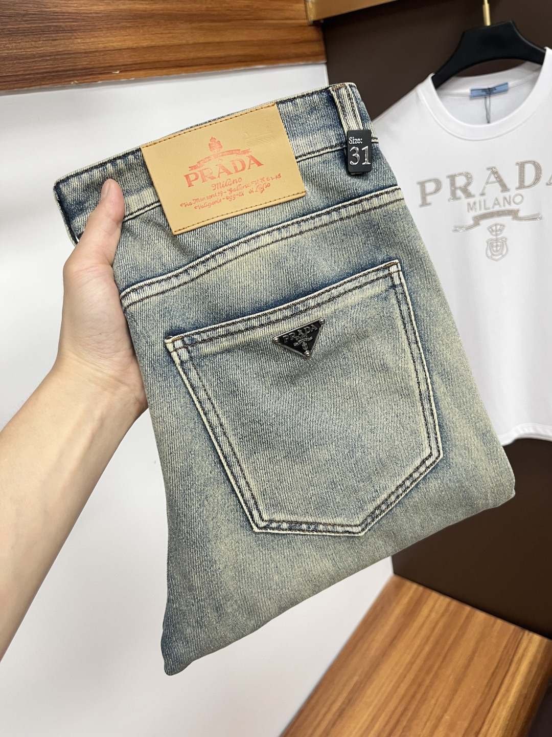 NO:429071,Prada [New Summer Product] European Station Men's Business Casual Jeans When business meets casual, when classic collides fashion, in spring, we bring you a brand new European Station Men's Business Casual Jeans!  Selected high-quality fabrics, soft and comfortable, and breathable, allowing you to remain refreshing and comfortable during busy working days. The design is simple without losing style, perfectly blending business and leisure elements, whether in office or weekend parties, you can easily control it and show your unique taste. Meeting your outfit needs in different occasions, making your wardrobe rejuvenated. K12 slim tailoring, fits the body, highlights the men's uprightness and confidence. The details show craftsmanship, and each stitch has been carefully polished to ensure the coexistence of quality and comfort. Size 29-40,,prada,jeans,alexander wang19860909普拉达【夏季新品】欧洲站男士商务休闲牛仔裤 当商务遇上休闲,当经典碰撞时尚,年春季,我们为您带来全新欧洲站男士商务休闲牛仔裤！ 精选高品质面料,柔软舒适,透气性极佳,让您在繁忙的工作日中依然保持清爽与自在. 设计简约而不失格调,完美融合商务与休闲元素,无论是办公室还是周末聚会,都能轻松驾驭,展现您的独特品味. 满足您不同场合的穿搭需求,让您的衣橱焕发新生.K12 修身剪裁,贴合身形,凸显男士的挺拔与自信.细节之处彰显匠心,每一个针脚都经过精心打磨,确保品质与舒适并存. 尺码29-40,,prada,jeans,alexander wang,Men's clothing
