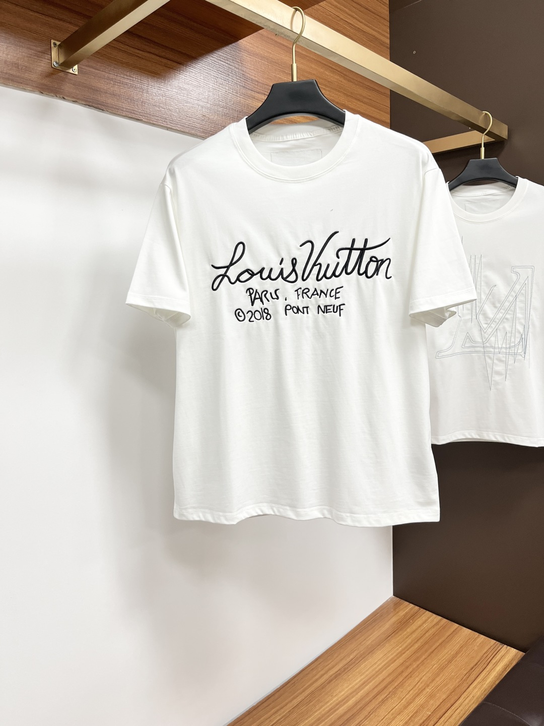 NO:429075,LV 25 Spring and Summer New Brand Letter Logo Logo Short Sleeve T-shirt, XY Customized 80 Double-Strand Mercerized Cotton Fabric; Black and White Size M-3XL OVER SIZE, please report height and weight, louis vuitton, T-shirt,tees, t-shirt,alexander wang19860909LV 25春夏新品品牌字母徽标标识短袖T恤,XY定制80支双股丝光棉面料；黑色 白色 尺码M-3XL OVER SIZE,报单请报身高体重,,louis vuitton,T-shirt,tees，t-shirt,alexander wang,Men's clothing