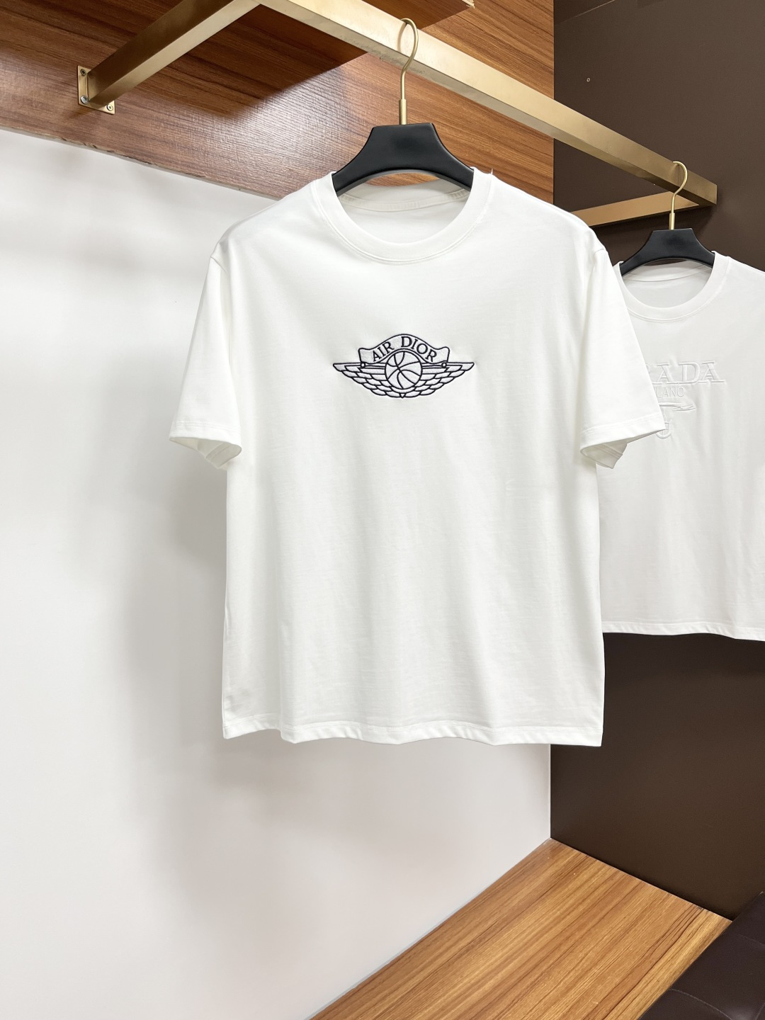 NO:426711,Dior 25 Spring and Summer New Brand Letter Logo Logo Short Sleeve T-shirt, XY Customized 80 Double-Strand Mercerized Cotton Fabric; Black and White Size M-3XL OVER SIZE, please report height and weight, dior, T-shirt, tees, t-shirt, alexander wang19860909迪奥 25春夏新品品牌字母徽标标识短袖T恤,XY定制80支双股丝光棉面料；黑色 白色 尺码M-3XL OVER SIZE,报单请报身高体重,,dior,T-shirt,tees，t-shirt,alexander wang,Men's clothing