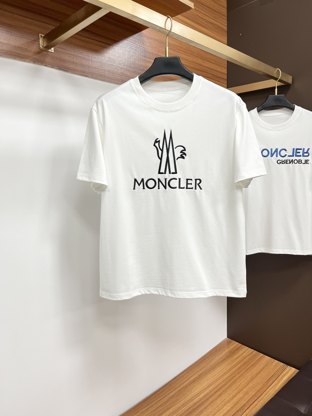 NO:426716,The 25 spring and summer new brand letter logo logo logo short-sleeved T-shirt, XY custom 80 double-strand mercerized cotton fabric; black and white Size M-3XL OVER SIZE, please report height and weight when reporting the order, Moncler, T-shirt, tees, t-shirt, alexander wang19860909蒙口 25春夏新品品牌字母徽标标识短袖T恤,XY定制80支双股丝光棉面料；黑色 白色 尺码M-3XL OVER SIZE,报单请报身高体重,,Moncler,T-shirt,tees，t-shirt,alexander wang,Men's clothing