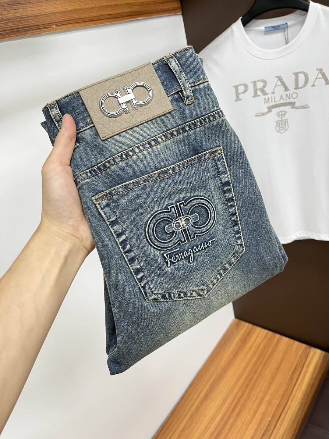 NO:426778,Ferragamo 2025ss Snake Year Summer New Year Jeans. Original 1:1 production, perfect choice for daily life, simple, atmospheric, fashionable and stylish, customized imported tannin fabric, heavy industry washing process, complex and exquisite workmanship. It is easy to meet the needs of all seasons, soft and elastic, smooth and neat, original auxiliary hardware, L40 upper body comfortable and easy to match, durable code number 29-38, ferragamo, jeans, alexander wang19860909菲拉格慕 2025ss蛇年夏季贺岁款牛仔裤.原单1:1制作,日常必备的完美之选,简单大气亦时尚有型,定制进口丹宁面料 ,重工洗水工艺,做工复杂工艺精湛.轻松迎合四季需要,手感柔软带弹力,流畅利落,原版辅料五金,L40上身舒适非常易搭耐看码数29-38,,ferragamo,jeans,alexander wang,Men's clothing