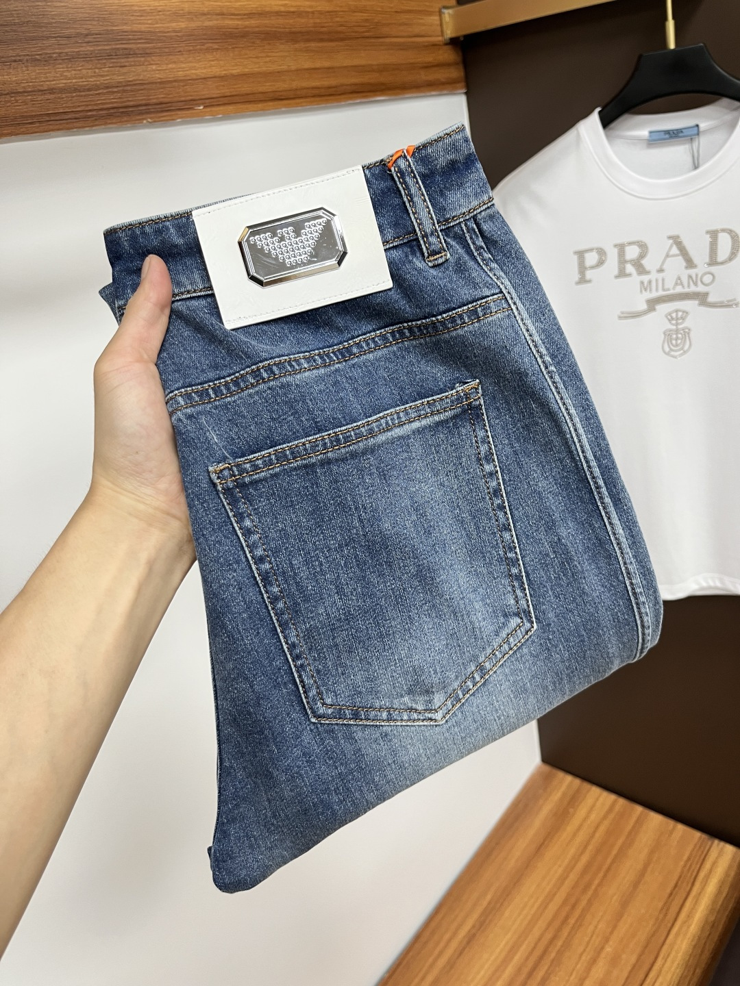 NO:426787,Armani 2025ss Snake Year Summer New Year Jeans. Original 1:1 production, perfect choice for daily life, simple, atmospheric, fashionable and stylish, customized imported tannin fabric, heavy industry washing process, complex and exquisite workmanship. It is easy to meet the needs of all seasons, soft and elastic, smooth and neat, original auxiliary materials and hardware, L40 upper body is comfortable and easy to match, durable code number 29-38, Armani, jeans, alexander wang19860909阿玛尼 2025ss蛇年夏季贺岁款牛仔裤.原单1:1制作,日常必备的完美之选,简单大气亦时尚有型,定制进口丹宁面料 ,重工洗水工艺,做工复杂工艺精湛.轻松迎合四季需要,手感柔软带弹力,流畅利落,原版辅料五金,L40上身舒适非常易搭耐看码数29-38,,armani,jeans,alexander wang,Men's clothing