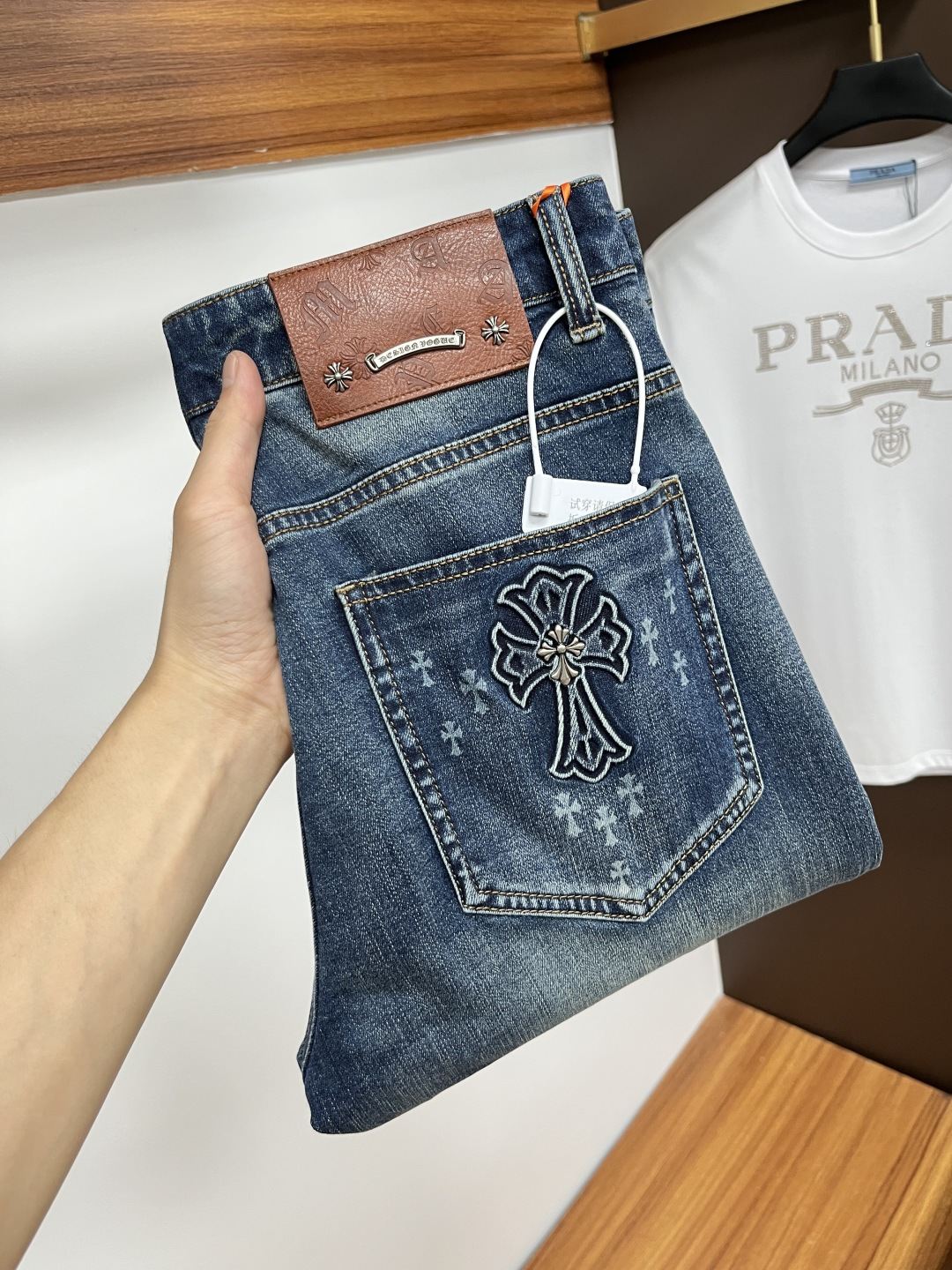 NO:426792,Croxin 2025ss Snake Summer New Year jeans. Original 1:1 production, perfect choice for daily life, simple, atmospheric, fashionable and stylish, customized imported tannin fabric, heavy industry washing process, complex and exquisite workmanship. It is easy to meet the needs of all seasons, soft and elastic, smooth and neat, original auxiliary materials and hardware, L40 upper body is comfortable and easy to match, durable code number 29-38, chrome hearts, jeans, alexander wang19860909克罗心 2025ss蛇年夏季贺岁款牛仔裤.原单1:1制作,日常必备的完美之选,简单大气亦时尚有型,定制进口丹宁面料 ,重工洗水工艺,做工复杂工艺精湛.轻松迎合四季需要,手感柔软带弹力,流畅利落,原版辅料五金,L40上身舒适非常易搭耐看码数29-38,,chrome hearts,jeans,alexander wang,Men's clothing