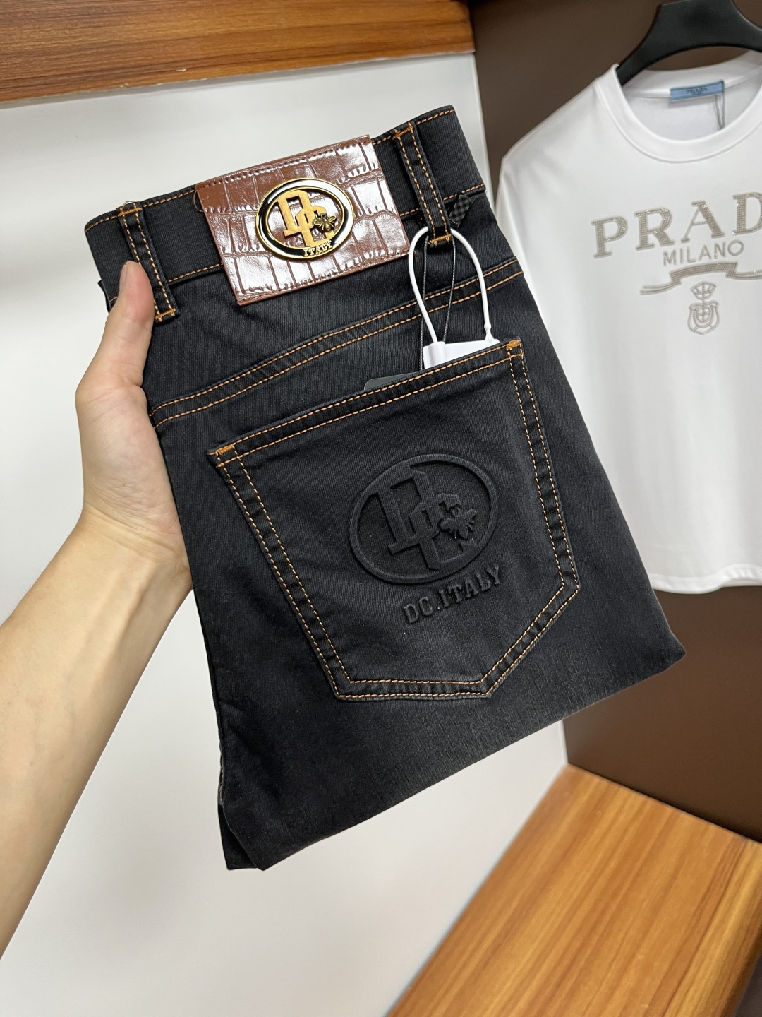 NO:426797,DG 2025ss Snake Year Summer New Year Jeans. Original 1:1 production, perfect choice for daily life, simple, atmospheric, fashionable and stylish, customized imported tannin fabric, heavy industry washing process, complex and exquisite workmanship. It is easy to meet the needs of all seasons, soft and elastic, smooth and neat, original auxiliary hardware, L40 upper body comfortable and easy to match, durable code number 29-38, jeans, alexander wang19860909DG 2025ss蛇年夏季贺岁款牛仔裤.原单1:1制作,日常必备的完美之选,简单大气亦时尚有型,定制进口丹宁面料 ,重工洗水工艺,做工复杂工艺精湛.轻松迎合四季需要,手感柔软带弹力,流畅利落,原版辅料五金,L40上身舒适非常易搭耐看码数29-38,,jeans,alexander wang,Men's clothing