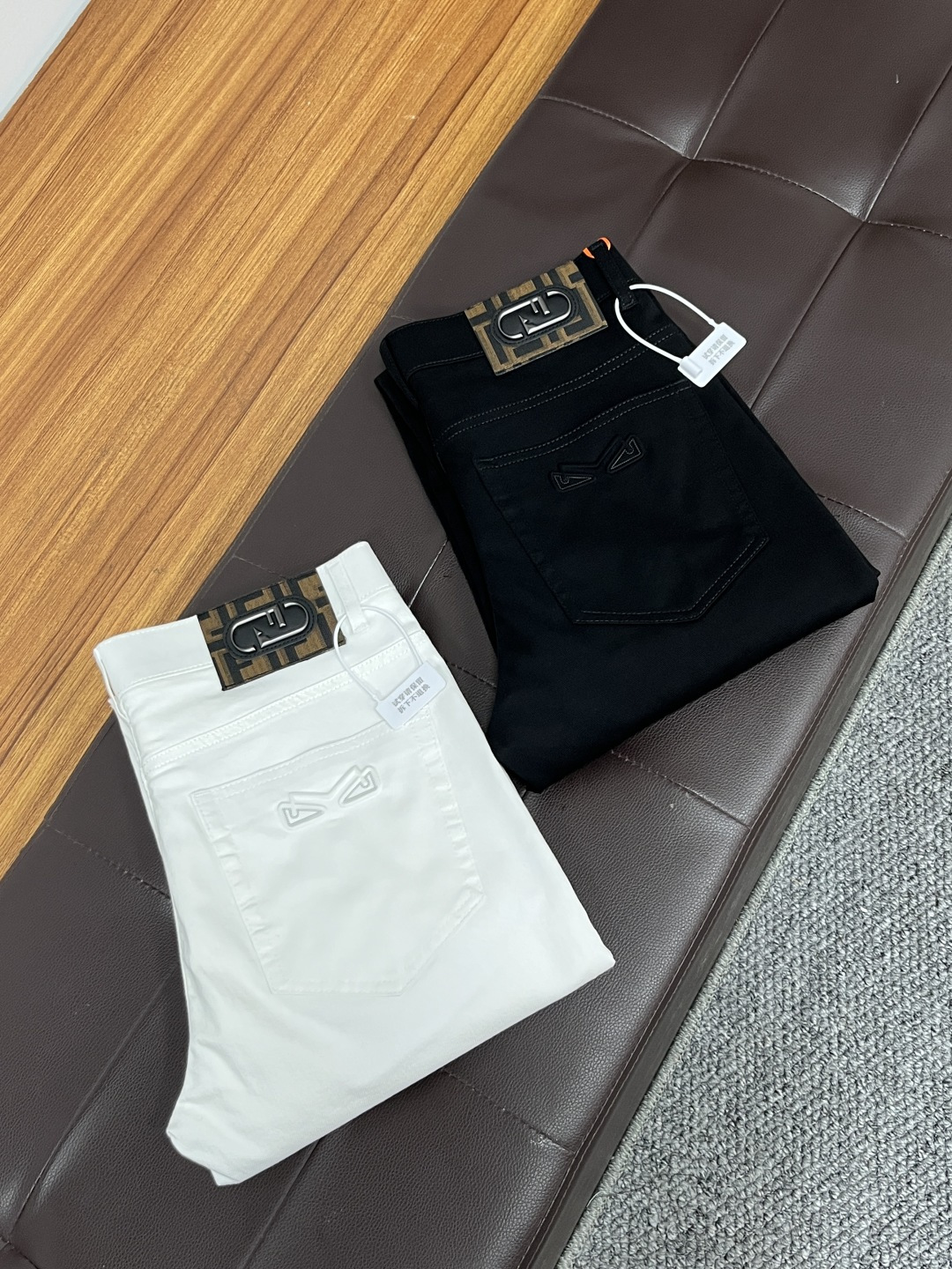 NO:426801,Fendi 2025ss Snake Year Summer New Year Jeans. Original 1:1 production, perfect choice for daily life, simple, atmospheric, fashionable and stylish, customized imported tannin fabric, heavy industry washing process, complex and exquisite workmanship. It is easy to meet the needs of all seasons, soft and elastic, smooth and neat, original auxiliary materials, L40 upper body comfortable and easy to match, durable code number 29-38, fendi, jeans, alexander wang19860909芬迪 2025ss蛇年夏季贺岁款牛仔裤.原单1:1制作,日常必备的完美之选,简单大气亦时尚有型,定制进口丹宁面料 ,重工洗水工艺,做工复杂工艺精湛.轻松迎合四季需要,手感柔软带弹力,流畅利落,原版辅料五金,L40上身舒适非常易搭耐看码数29-38,,fendi,jeans,alexander wang,Men's clothing