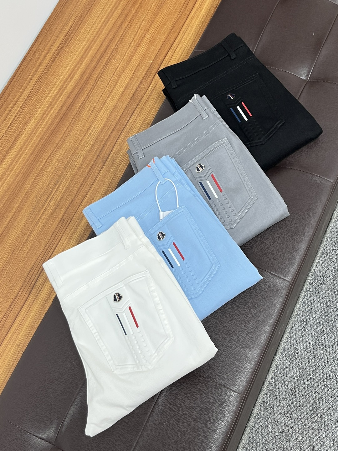 NO:426804,The 2025ss Snake Year Summer New Year Jeans. Original 1:1 production, a perfect choice for daily life, simple, elegant, fashionable and stylish, customized imported tannin fabric, heavy industry washing process, complex and exquisite workmanship. It is easy to meet the needs of the four seasons, soft and elastic, smooth and neat, original auxiliary materials, L40 upper body comfortable and easy to match, durable code number 29-38, Moncler, jeans, alexander wang19860909蒙口 2025ss蛇年夏季贺岁款牛仔裤.原单1:1制作,日常必备的完美之选,简单大气亦时尚有型,定制进口丹宁面料 ,重工洗水工艺,做工复杂工艺精湛.轻松迎合四季需要,手感柔软带弹力,流畅利落,原版辅料五金,L40上身舒适非常易搭耐看码数29-38,,Moncler,jeans,alexander wang,Men's clothing