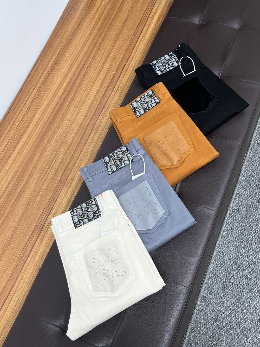 NO:426807,Dior 2025ss Snake Year Summer New Year Jeans. Original 1:1 production, perfect choice for daily life, simple, atmospheric, fashionable and stylish, customized imported tannin fabric, heavy industry washing process, complex and exquisite workmanship. It is easy to meet the needs of all seasons, soft and elastic, smooth and neat, original auxiliary hardware, L40 upper body is comfortable and easy to match, durable code number 29-38, dior, jeans, alexander wang19860909迪奥 2025ss蛇年夏季贺岁款牛仔裤.原单1:1制作,日常必备的完美之选,简单大气亦时尚有型,定制进口丹宁面料 ,重工洗水工艺,做工复杂工艺精湛.轻松迎合四季需要,手感柔软带弹力,流畅利落,原版辅料五金,L40上身舒适非常易搭耐看码数29-38,,dior,jeans,alexander wang,Men's clothing