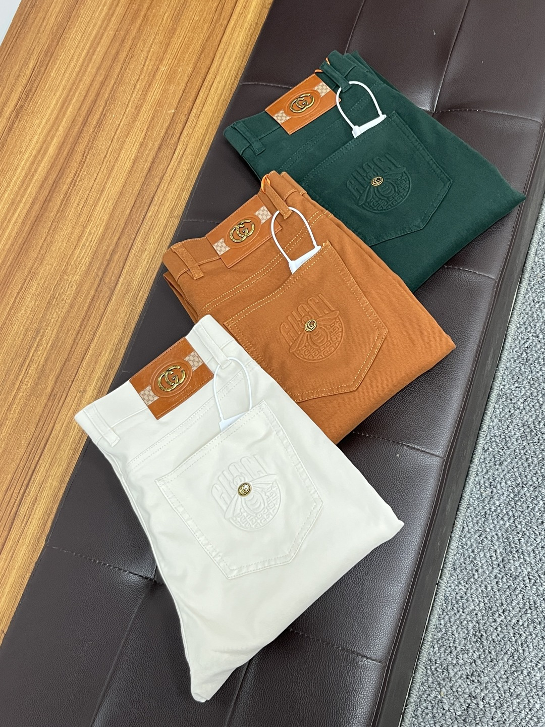 NO:426811,Guqi 2025ss Snake Summer New Year Jeans. Original 1:1 production, perfect choice for daily life, simple, elegant, fashionable and stylish, customized imported tannin fabric, heavy industry washing process, complex and exquisite workmanship. Easy to cater to the needs of all seasons, soft and elastic, smooth and neat, original auxiliary hardware, L40 upper body comfortable and easy to match, durable code number 29-38, jeans, alexander wang19860909古奇 2025ss蛇年夏季贺岁款牛仔裤.原单1:1制作,日常必备的完美之选,简单大气亦时尚有型,定制进口丹宁面料 ,重工洗水工艺,做工复杂工艺精湛.轻松迎合四季需要,手感柔软带弹力,流畅利落,原版辅料五金,L40上身舒适非常易搭耐看码数29-38,,jeans,alexander wang,Men's clothing