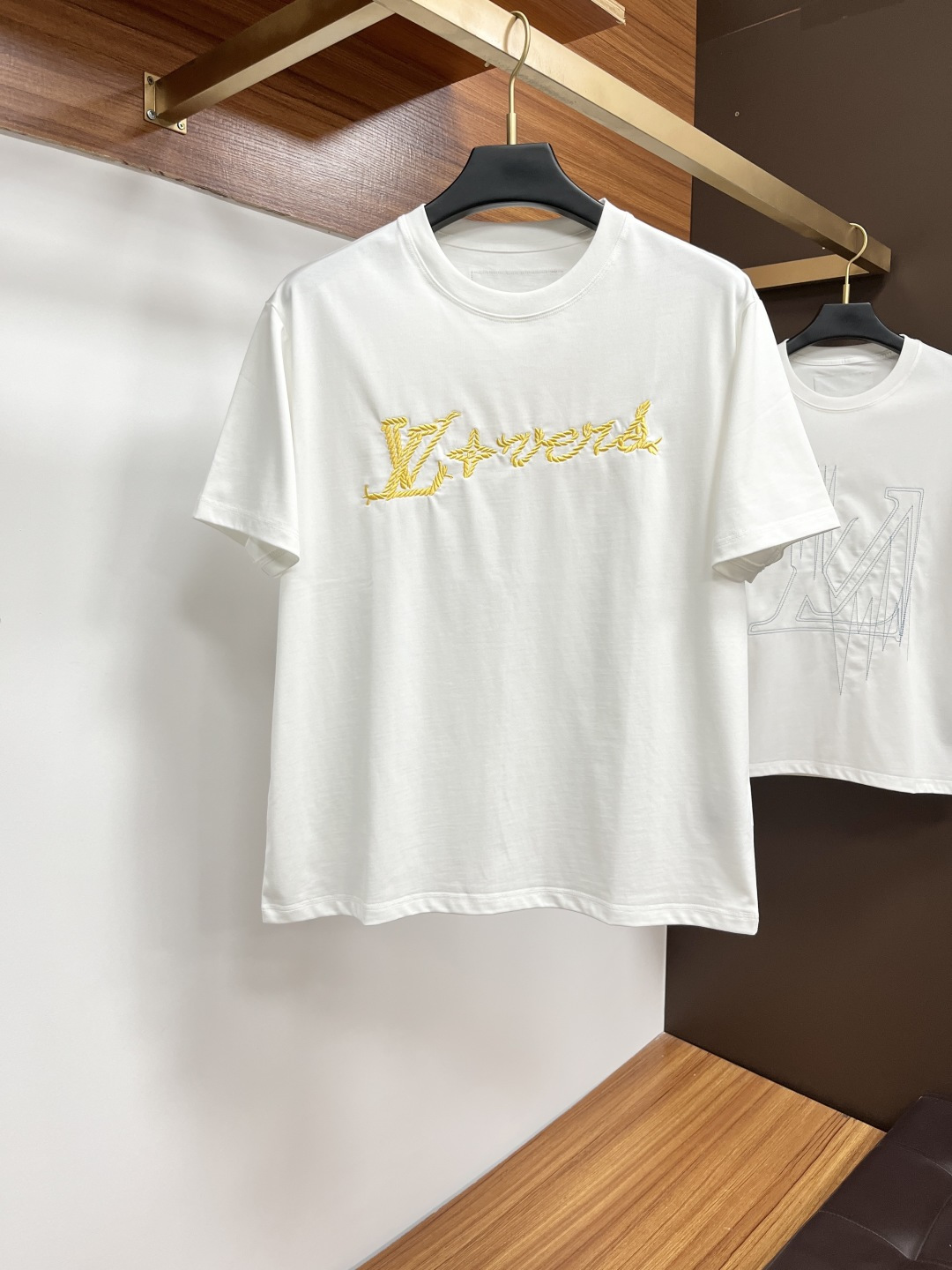 NO:426815,LV 25 Spring and Summer New Brand Letter Logo Logo Short Sleeve T-shirt, XY Customized 80 Double-Strand Mercerized Cotton Fabric; Black and White Size M-3XL OVER SIZE, please report height and weight, louis vuitton, T-shirt,tees, t-shirt,alexander wang19860909LV 25春夏新品品牌字母徽标标识短袖T恤,XY定制80支双股丝光棉面料；黑色 白色 尺码M-3XL OVER SIZE,报单请报身高体重,,louis vuitton,T-shirt,tees，t-shirt,alexander wang,Men's clothing