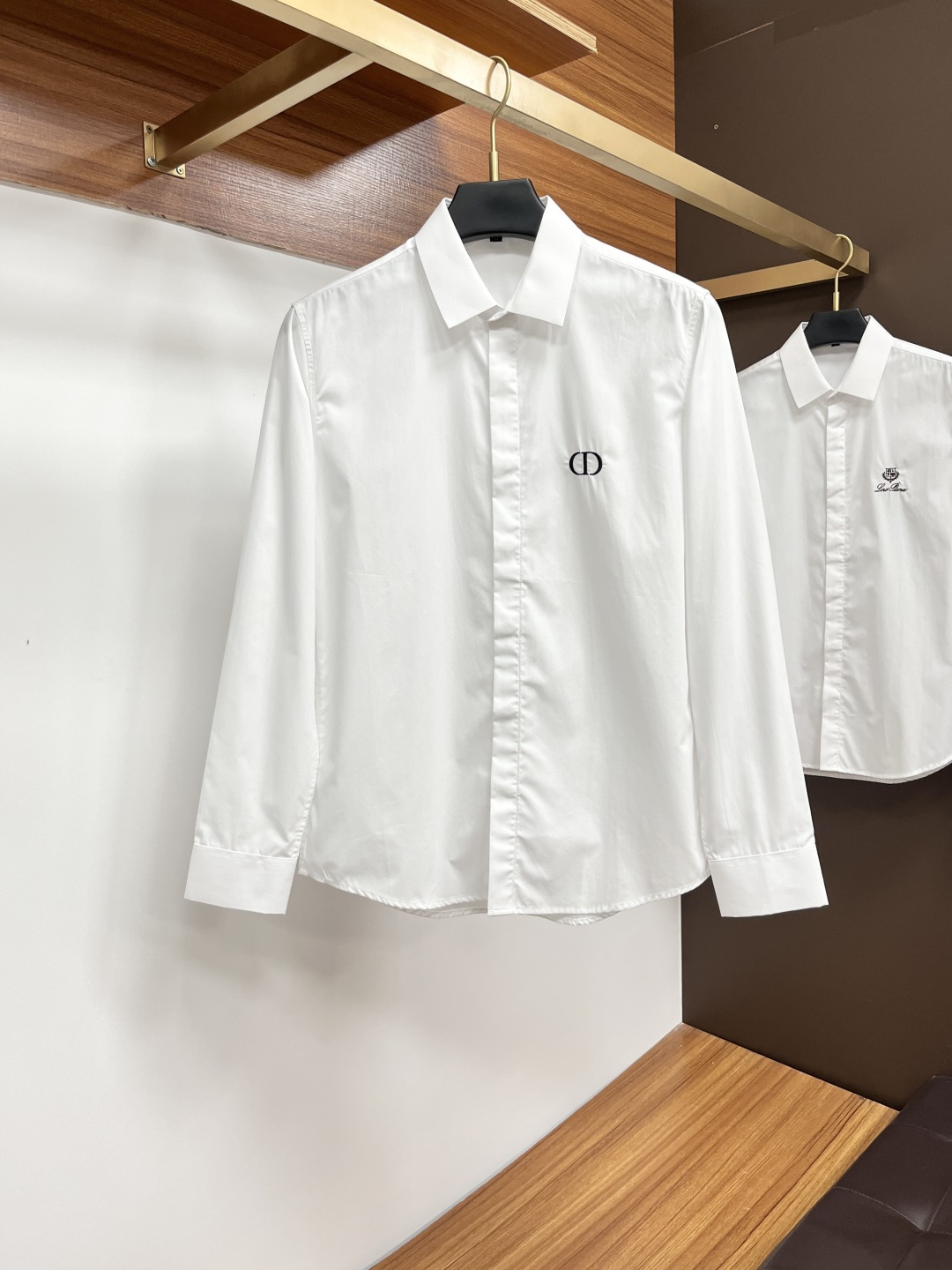 NO:426814,Dior Full-quality men's long-sleeved shirt!  !  !  Company products, perfect details on chest embroidery……Modern and elegant style, both single and inner wear are the best!  !  !  The narrow collar is more wonderful and unique to the specific style of men!  !  Shirts are a must-have for every man, with classic cut without losing the high-end, and have a good outline... The ready-to-wear is made of mercerized cotton fabric, with a super high number of silk-like texture, feel, XY density and luster are among the few in the industry!  !  Code number M-3XL, dior,shirts,alexander wang19860909迪奥 全品相男士长袖衬衫！！！公司货,胸口绣花完美细节…………现代的优雅造型,单穿还是内搭都是极品！！！窄领更为美妙绝伦隶属男人特定的风格！！衬衫是每个男人的必备品,裁剪经典而不失高档,轮廓备具...成衣选用了丝光棉面料,超高的支数如蚕丝般的质感 手感 XY密度和光泽都是业界屈指可数的！！码数M-3XL,,dior,shirts,alexander wang,Men's clothing