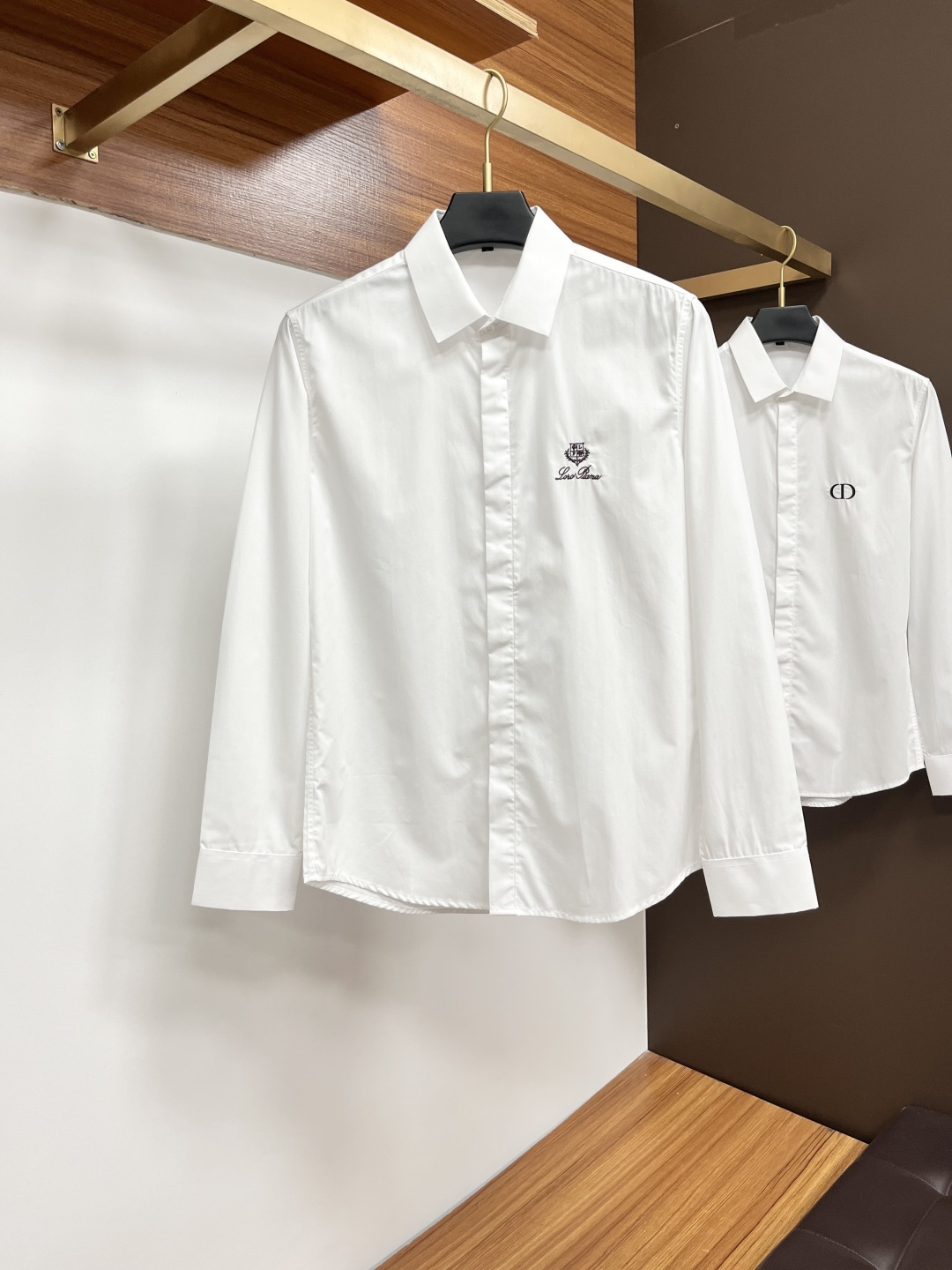 NO:426818,Nuoyou Full-quality men's long-sleeved shirt!  !  !  Company products, perfect details on chest embroidery……Modern and elegant style, both single and inner wear are the best!  !  !  The narrow collar is more wonderful and unique to the specific style of men!  !  Shirts are a must-have for every man, with classic cut without losing the high-end, and have a good outline... The ready-to-wear is made of mercerized cotton fabric, with a super high number of silk-like texture, feel, XY density and luster are among the few in the industry!  !  Code number M-3XL, Shirts,alexander wang19860909诺悠 全品相男士长袖衬衫！！！公司货,胸口绣花完美细节…………现代的优雅造型,单穿还是内搭都是极品！！！窄领更为美妙绝伦隶属男人特定的风格！！衬衫是每个男人的必备品,裁剪经典而不失高档,轮廓备具...成衣选用了丝光棉面料,超高的支数如蚕丝般的质感 手感 XY密度和光泽都是业界屈指可数的！！码数M-3XL,,shirts,alexander wang,Men's clothing