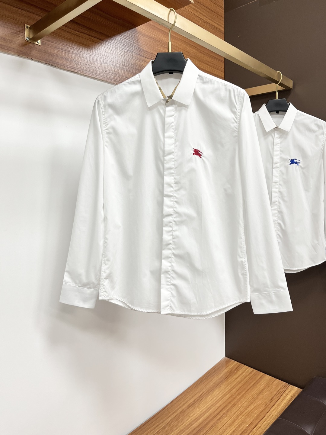 NO:426822,Burberry Full-quality men's long-sleeved shirt!  !  !  Company products, perfect details on chest embroidery……Modern and elegant style, both single and inner wear are the best!  !  !  The narrow collar is more wonderful and unique to the specific style of men!  !  Shirts are a must-have for every man, with classic cut without losing the high-end, and have a good outline... The ready-to-wear is made of mercerized cotton fabric, with a super high number of silk-like texture, feel, XY density and luster are among the few in the industry!  !  Code number M-3XL, burberry,shirts,alexander wang19860909巴宝莉 全品相男士长袖衬衫！！！公司货,胸口绣花完美细节…………现代的优雅造型,单穿还是内搭都是极品！！！窄领更为美妙绝伦隶属男人特定的风格！！衬衫是每个男人的必备品,裁剪经典而不失高档,轮廓备具...成衣选用了丝光棉面料,超高的支数如蚕丝般的质感 手感 XY密度和光泽都是业界屈指可数的！！码数M-3XL,,burberry,shirts,alexander wang,Men's clothing