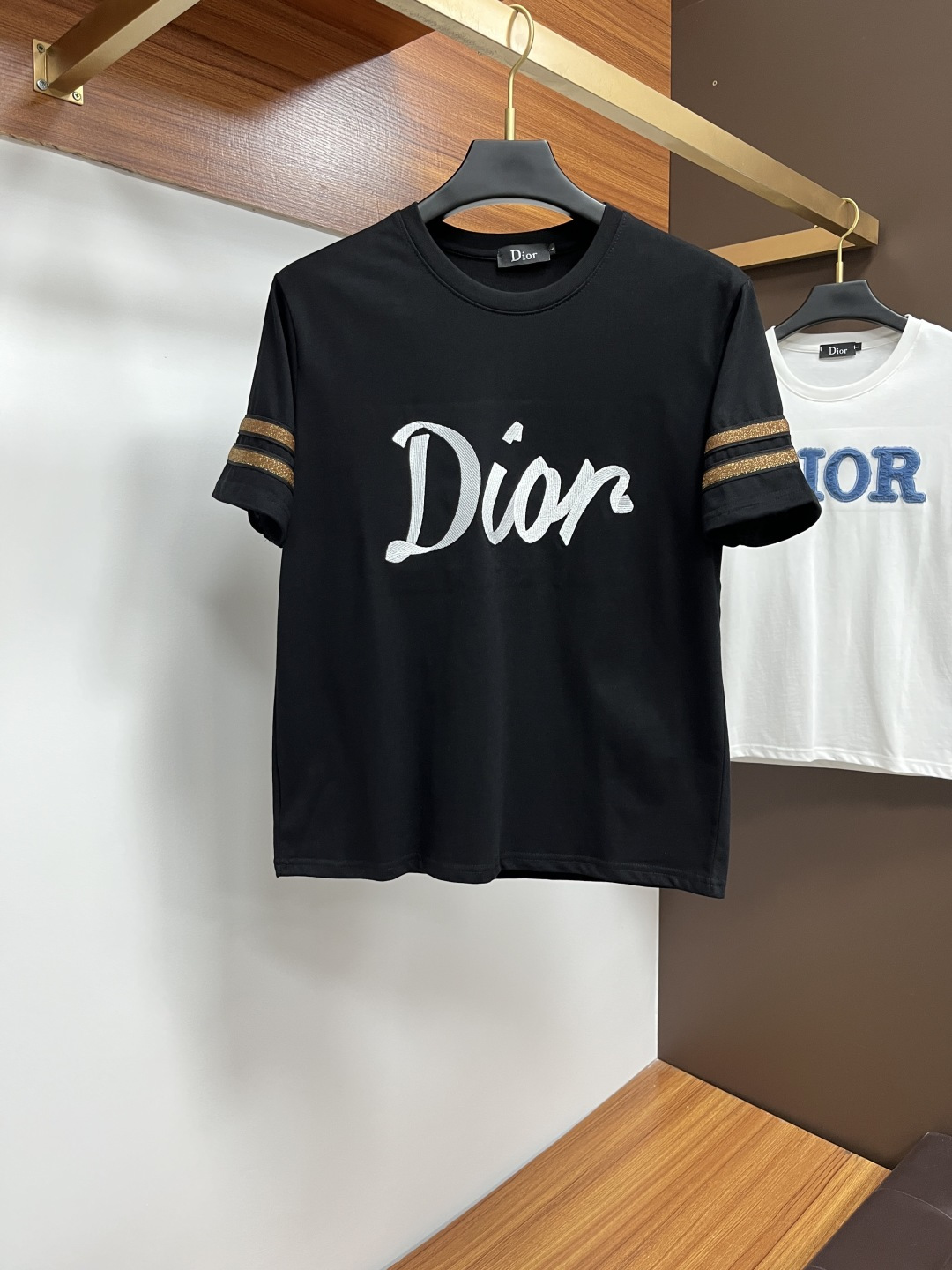 NO:426826,Dior 25 spring and summer new brand letter logo logo short-sleeved T-shirt, SS custom 80 double-strand mercerized cotton fabric; black size M-3XL, please report height and weight, dior, T-shirt, tees, t-shirt, alexander wang19860909迪奥 25春夏新品品牌字母徽标标识短袖T恤,SS定制80支双股丝光棉面料；黑色尺码M-3XL报单请报身高体重,,dior,T-shirt,tees，t-shirt,alexander wang,Men's clothing