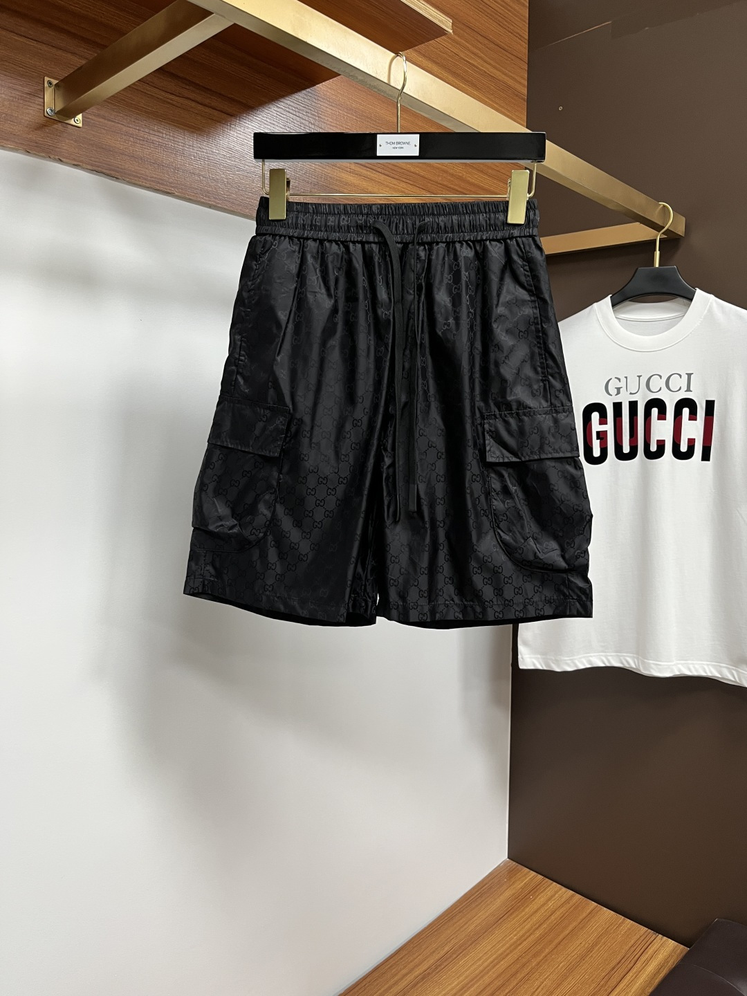 NO:429184,Guqi is available at the same time for sale on the official website counter, original singles, super stylish casual shorts Customized original fabric, unique design, top-level printed craft letter pattern logo, original hardware and auxiliary decoration, extremely top-notch shorts, extremely luxurious and exquisite materials and craftsmanship, extremely high-end, handsome and stylish, SS recommendation, code number M-3XL, shorts, alexander wang19860909古奇 官网专柜同步有售,原单狠货,超级有范儿的一款休闲短裤 定制原版面料,独特设计,顶级印花工艺字母图案logo,原版五金辅料装饰,极为翘楚的一款短裤,用料与工艺都极致奢华精湛,档次极高,上身帅气有型,SS推荐,码数M-3XL,,shorts,alexander wang,Men's clothing