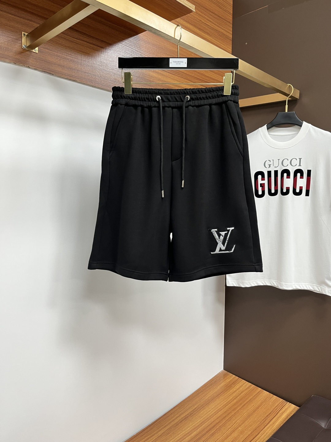 NO:429189,LV official website counter is available simultaneously, original singles, super stylish casual shorts. Customized original fabric, unique design, top-level printed craft letter pattern logo, original hardware and auxiliary decoration, extremely top-notch shorts, extremely luxurious and exquisite materials and craftsmanship, extremely high-end, handsome and stylish, SS recommendation, code number M-3XL,, louis vuitton, shorts, alexander wang19860909LV 官网专柜同步有售,原单狠货,超级有范儿的一款休闲短裤 定制原版面料,独特设计,顶级印花工艺字母图案logo,原版五金辅料装饰,极为翘楚的一款短裤,用料与工艺都极致奢华精湛,档次极高,上身帅气有型,SS推荐,码数M-3XL,,louis vuitton,shorts,alexander wang,Men's clothing