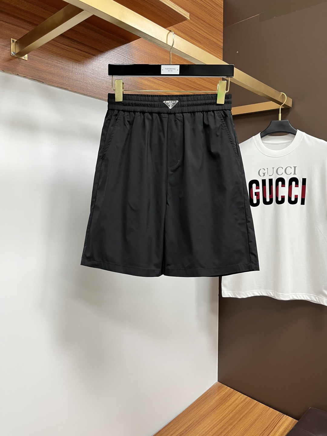 NO:429194,Prada official website counter is available at the same time, original singles are ruthless, super stylish casual shorts Customized original fabric, unique design, top-level printed craft letter pattern logo, original hardware and auxiliary decoration, extremely top-notch shorts, extremely luxurious and exquisite materials and craftsmanship, extremely high-end, handsome and stylish, SS recommendation, code number M-3XL, prada, shorts, alexander wang19860909普拉达 官网专柜同步有售,原单狠货,超级有范儿的一款休闲短裤 定制原版面料,独特设计,顶级印花工艺字母图案logo,原版五金辅料装饰,极为翘楚的一款短裤,用料与工艺都极致奢华精湛,档次极高,上身帅气有型,SS推荐,码数M-3XL,,prada,shorts,alexander wang,Men's clothing