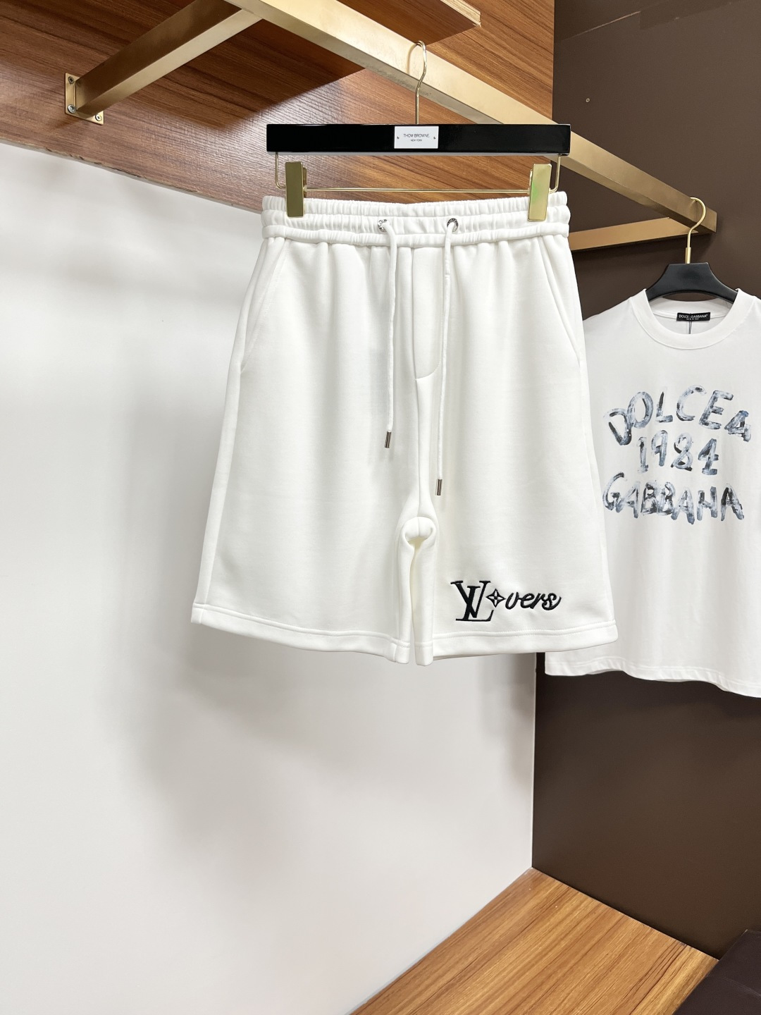 NO:429199,LV official website counter is available simultaneously, original singles, super stylish casual shorts. Customized original fabric, unique design, top-level printed craft letter pattern logo, original hardware and auxiliary decoration, extremely top-notch shorts, extremely luxurious and exquisite materials and craftsmanship, extremely high-end, handsome and stylish, SS recommendation, code number M-3XL,, louis vuitton, shorts, alexander wang19860909LV 官网专柜同步有售,原单狠货,超级有范儿的一款休闲短裤 定制原版面料,独特设计,顶级印花工艺字母图案logo,原版五金辅料装饰,极为翘楚的一款短裤,用料与工艺都极致奢华精湛,档次极高,上身帅气有型,SS推荐,码数M-3XL,,louis vuitton,shorts,alexander wang,Men's clothing