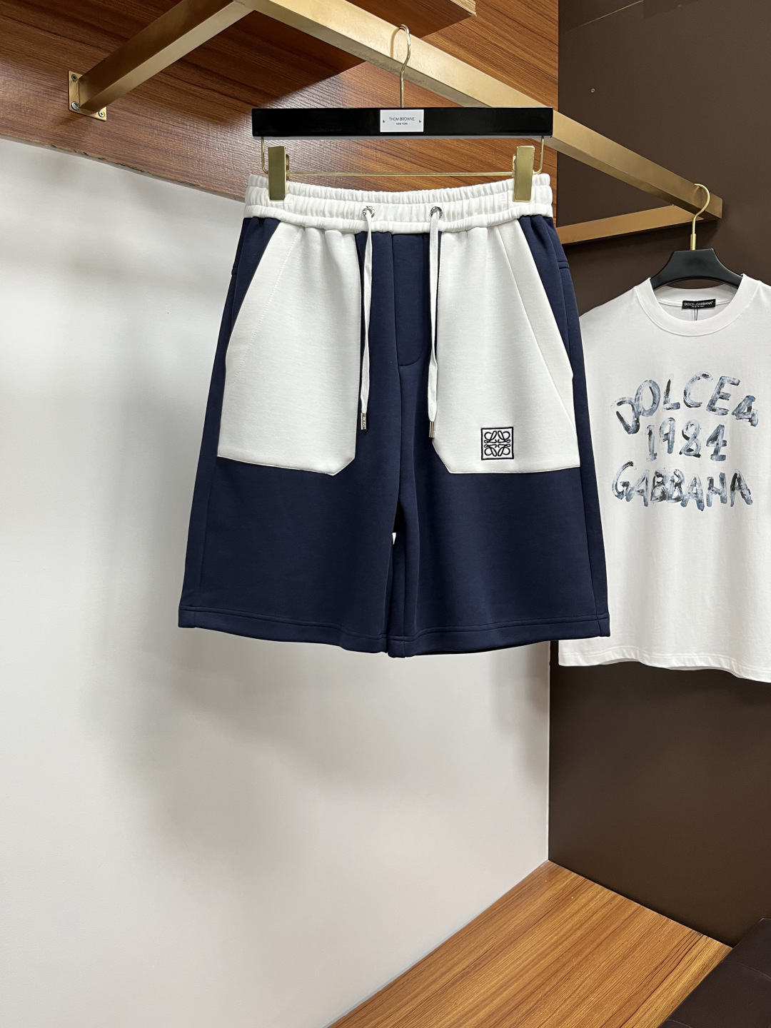 NO:429204,Luo Yiwei's official counter is available simultaneously, original singles, super stylish casual shorts. Customized original fabric, unique design, top-grade printed craft letter pattern logo, original hardware and auxiliary decoration, extremely top-notch shorts, extremely luxurious and exquisite materials and craftsmanship, extremely high-end, handsome and stylish, SS recommendation, code number M-3XL, loewe, shorts, alexander wang19860909罗意威 官网专柜同步有售,原单狠货,超级有范儿的一款休闲短裤 定制原版面料,独特设计,顶级印花工艺字母图案logo,原版五金辅料装饰,极为翘楚的一款短裤,用料与工艺都极致奢华精湛,档次极高,上身帅气有型,SS推荐,码数M-3XL,,loewe,shorts,alexander wang,Men's clothing